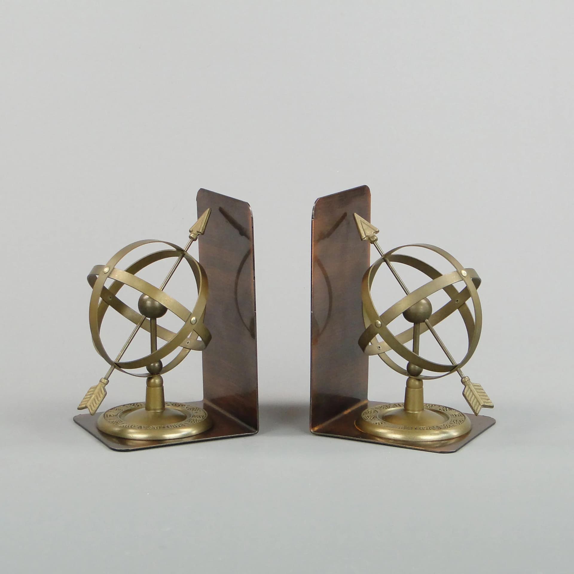 Podpórki do książek, motyw sfera armilarna, mosiądz złoty, Belgia, lata 70. - 13121