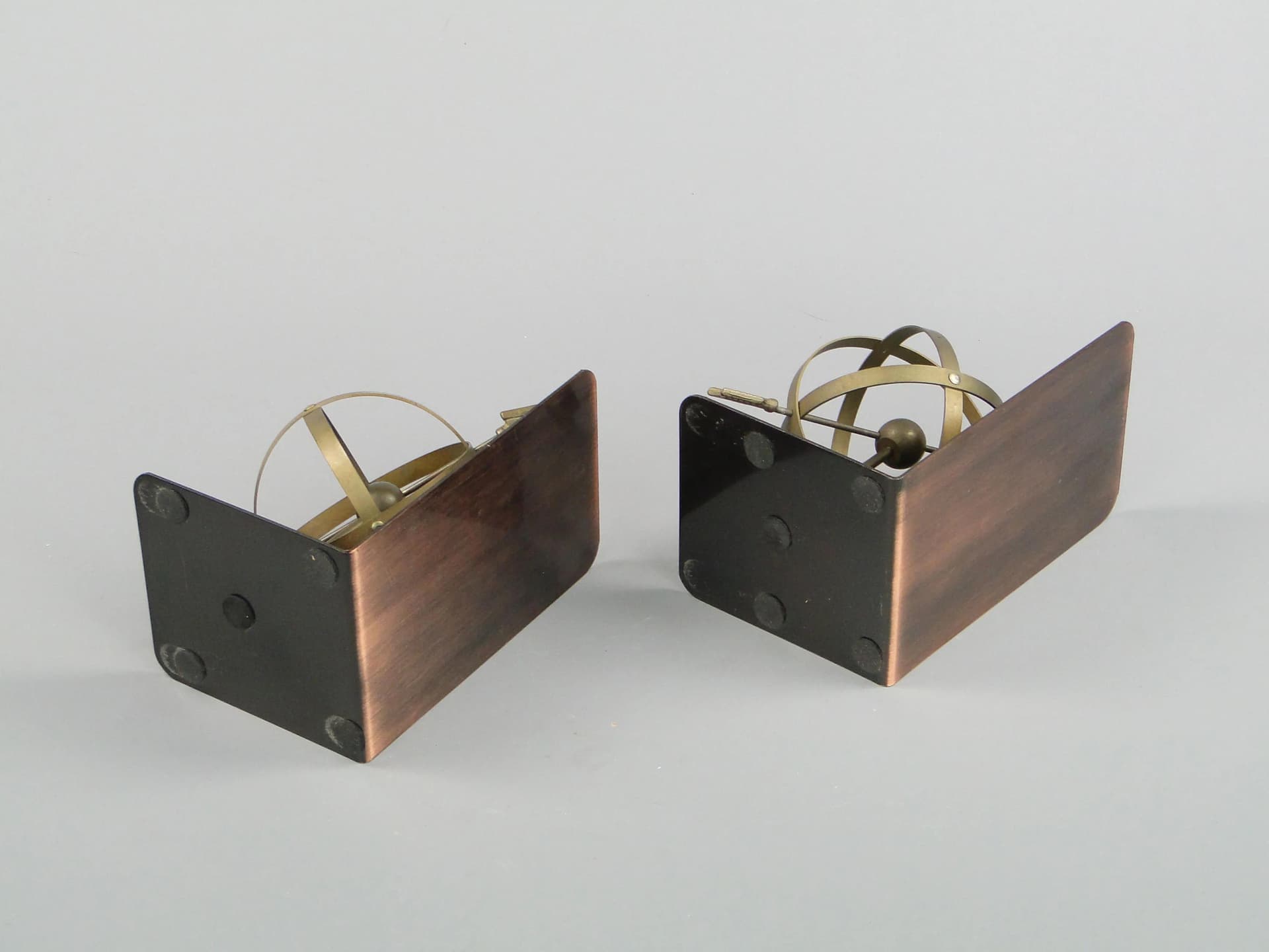 Podpórki do książek, motyw sfera armilarna, mosiądz złoty, Belgia, lata 70. - 13120