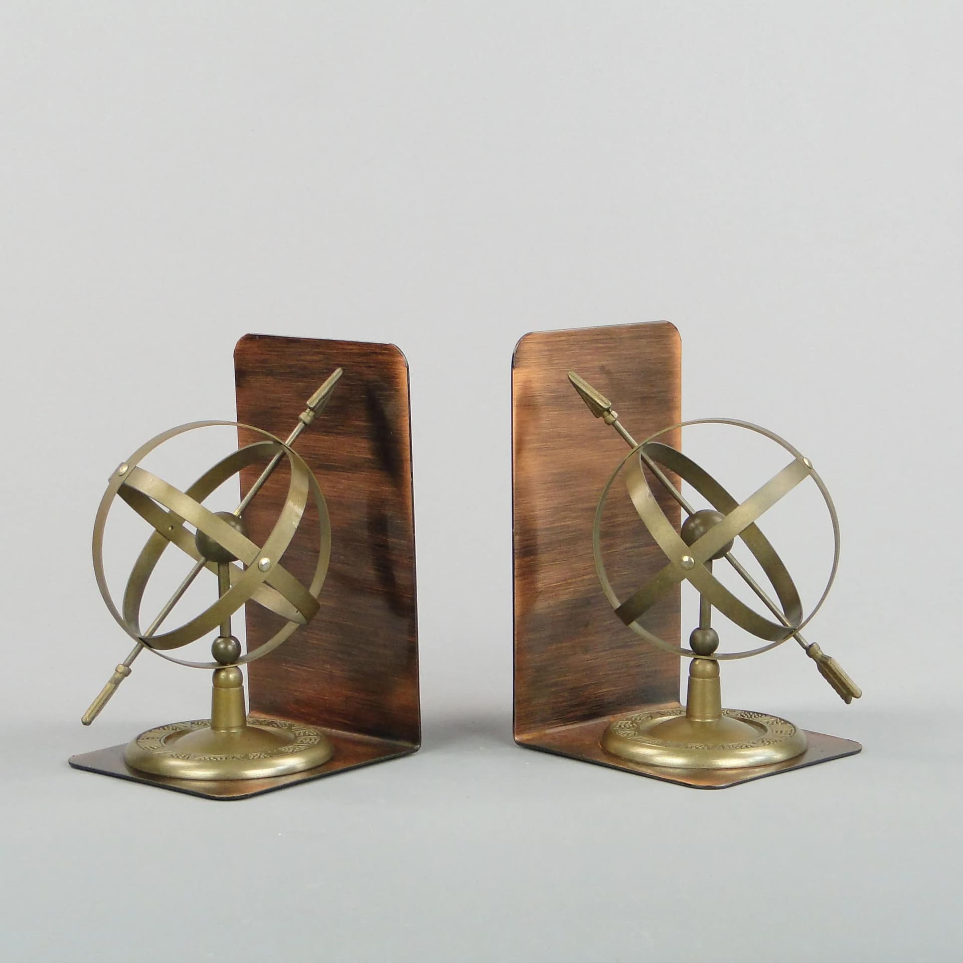 Podpórki do książek, motyw sfera armilarna, mosiądz złoty, Belgia, lata 70. - 13117