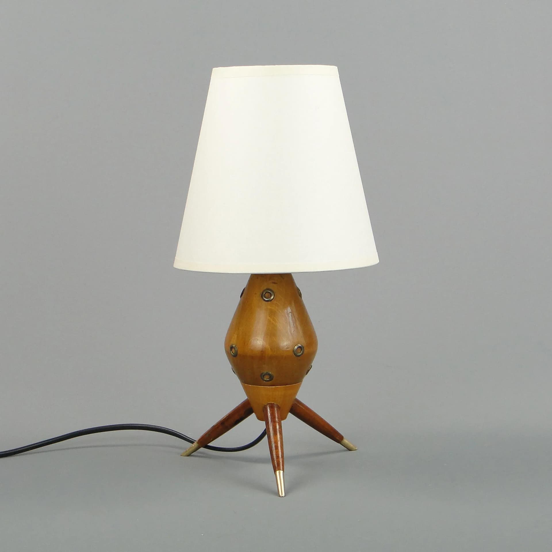 Lampa stołowa New Look, orzech, metal, abażur ecru, Polska, lata 60. - 13109