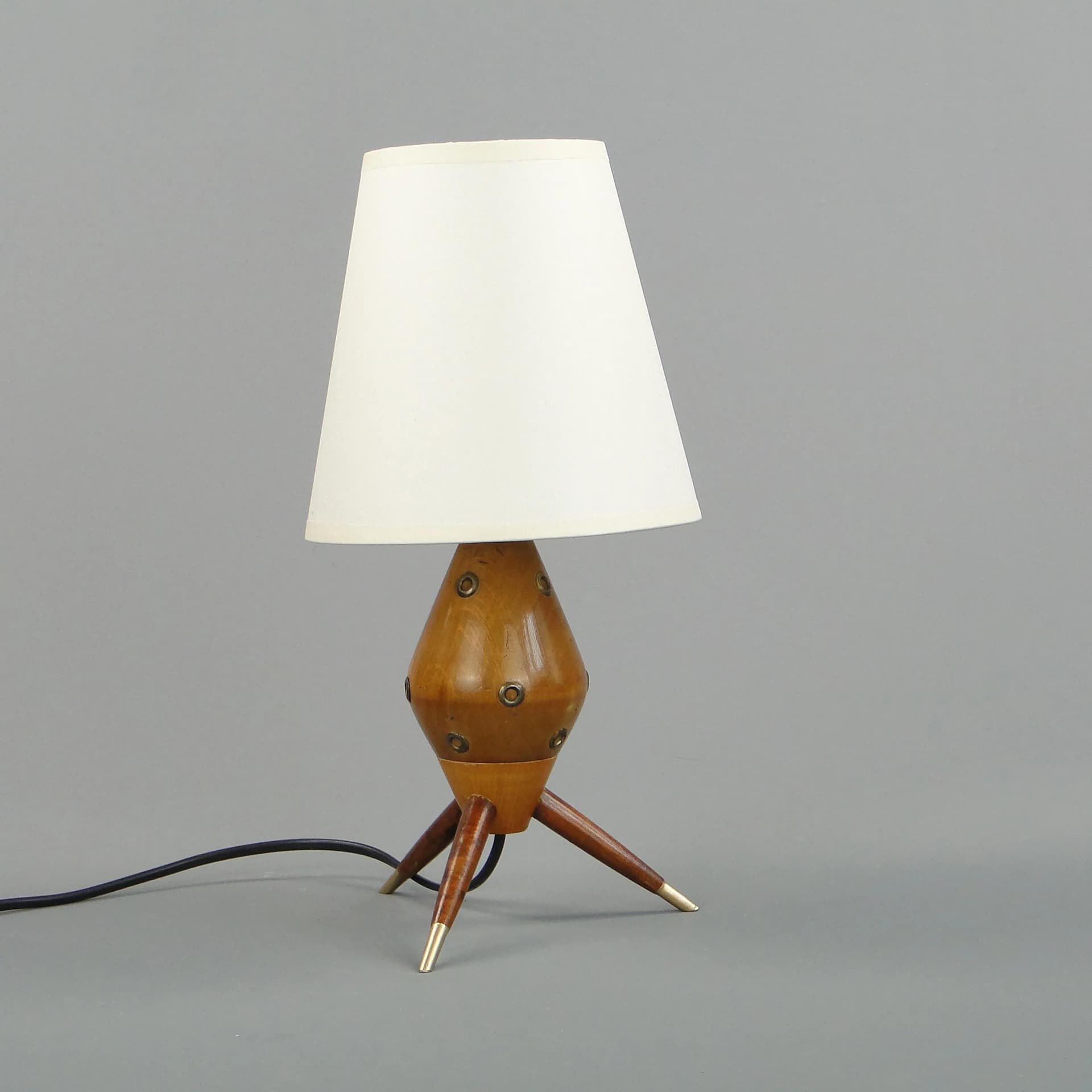 Lampa stołowa New Look, orzech, metal, abażur ecru, Polska, lata 60. - 13114