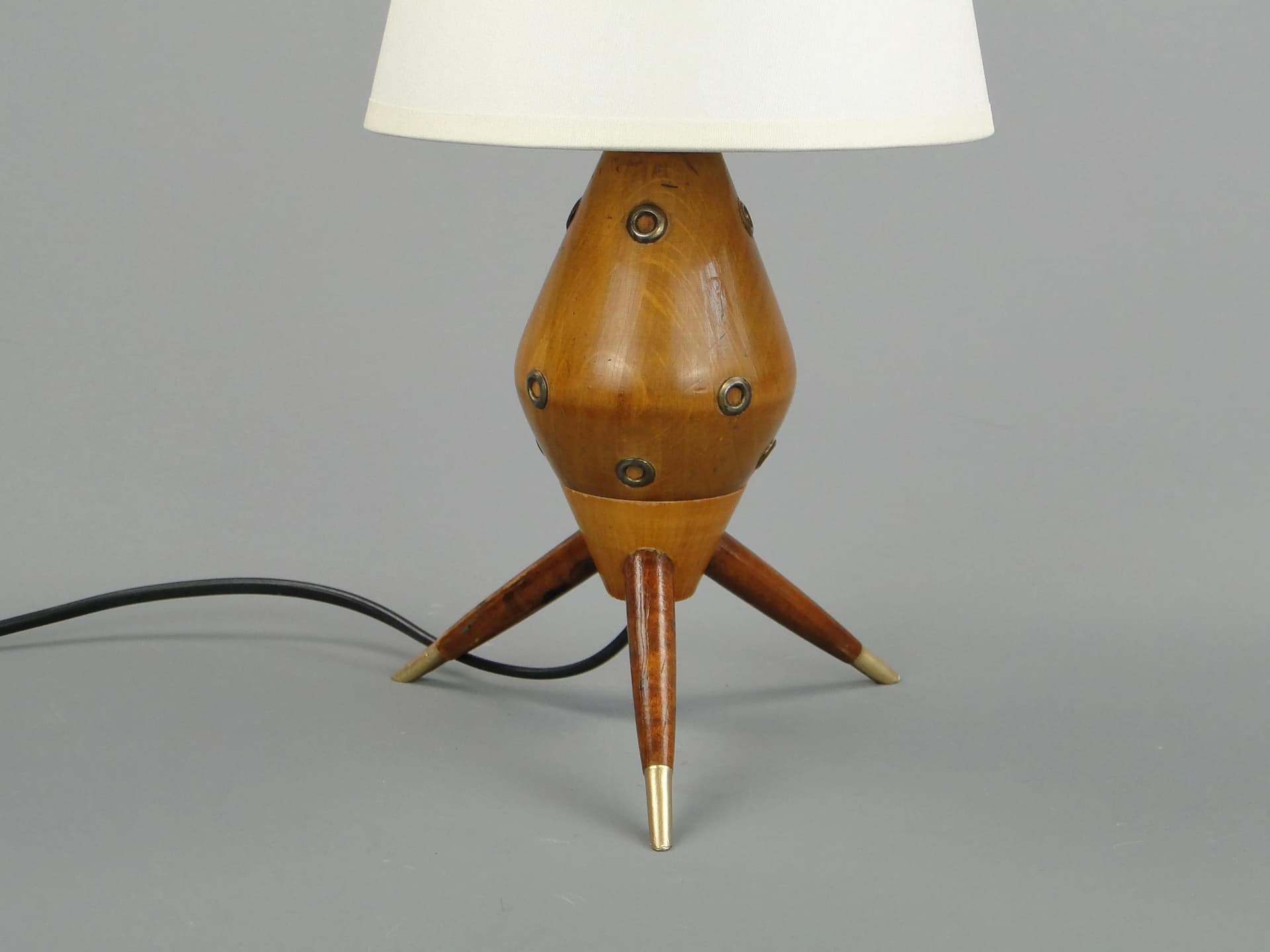 Lampa stołowa New Look, orzech, metal, abażur ecru, Polska, lata 60. - 13110