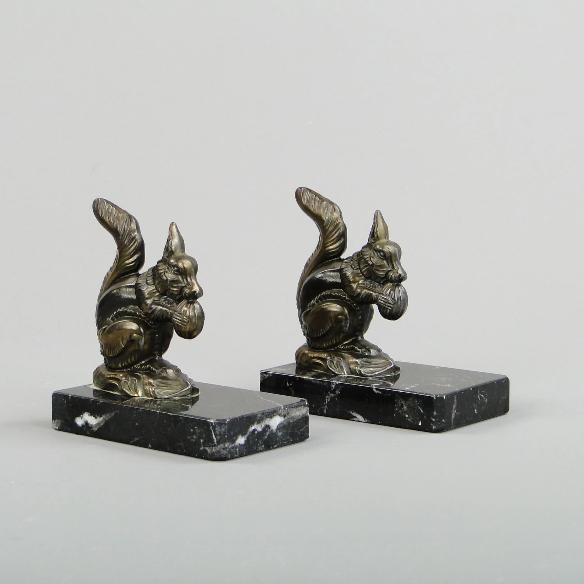 Para podpórek do książek Art déco, metal brązowy, marmur czarny, Anglia, lata 40. - 13102