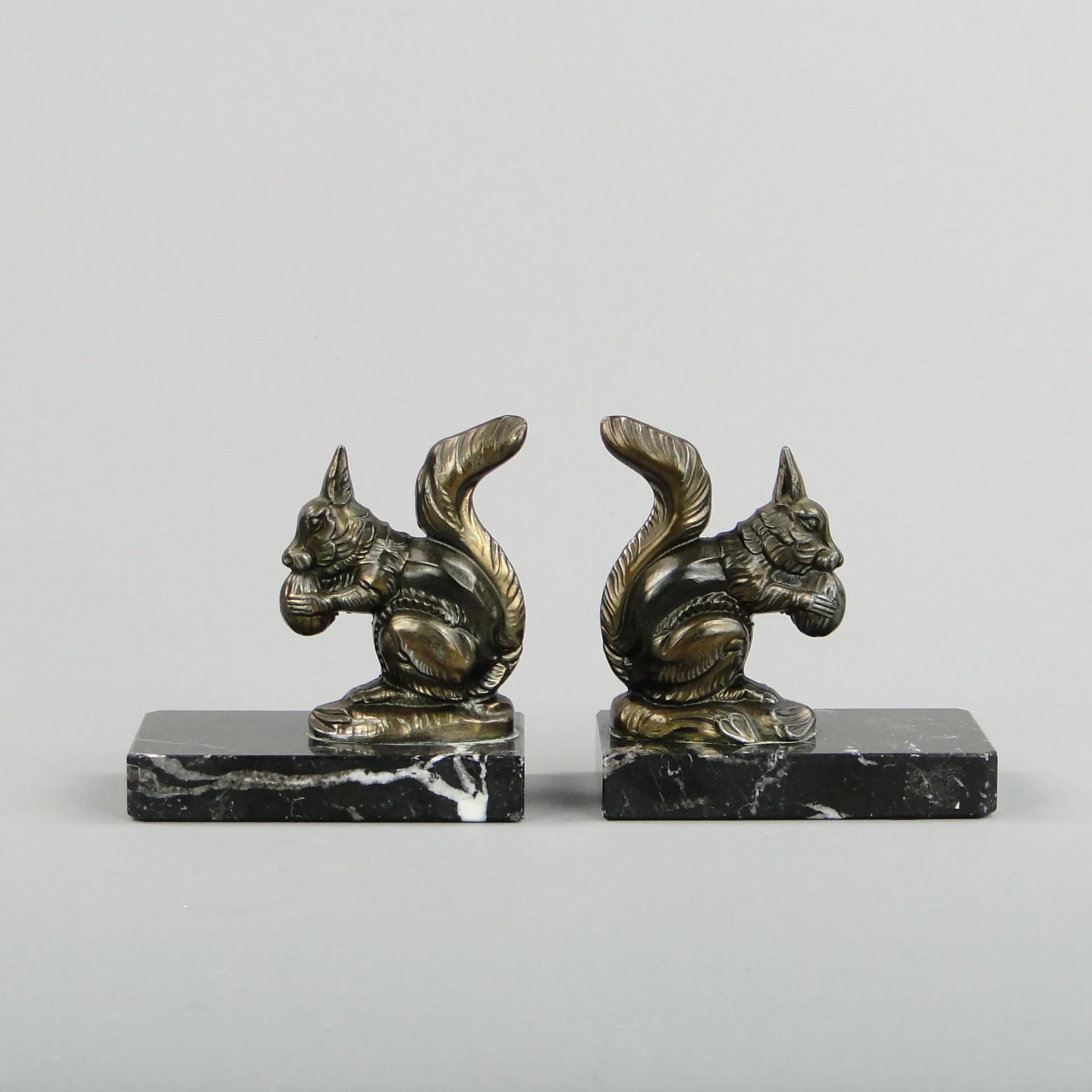 Para podpórek do książek Art déco, metal brązowy, marmur czarny, Anglia, lata 40. - 13105