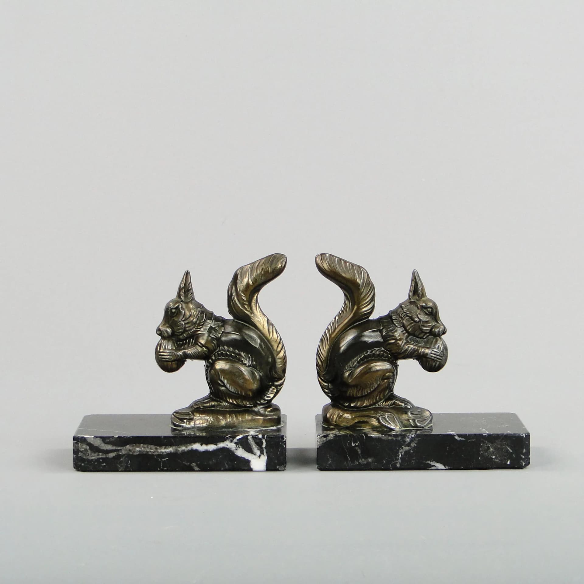 Para podpórek do książek Art déco, metal brązowy, marmur czarny, Anglia, lata 40. - 13101