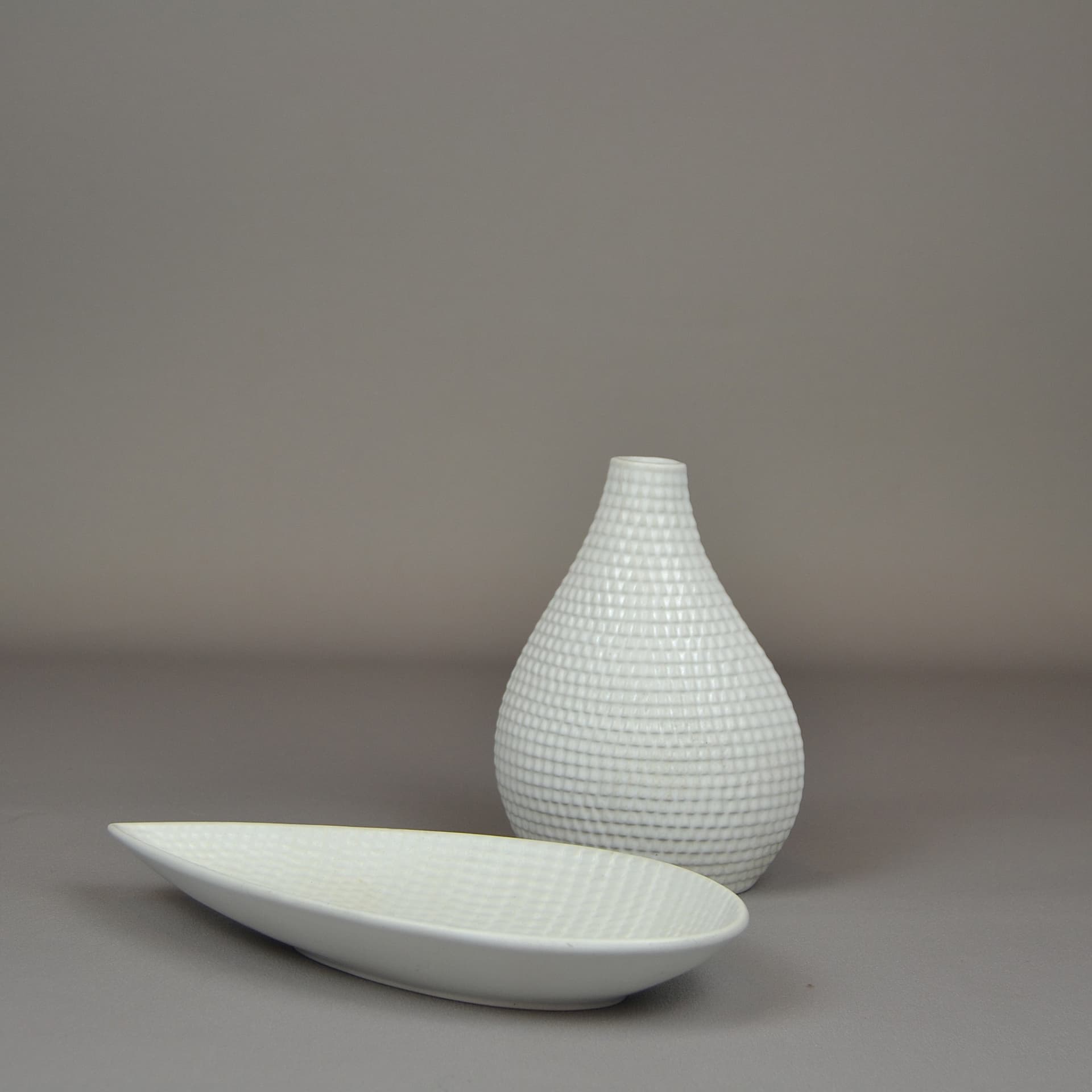 Vase Reptil, ivory stoneware, by S. Lindberg, Gustavsberg, Sweden, 1950s. - 846