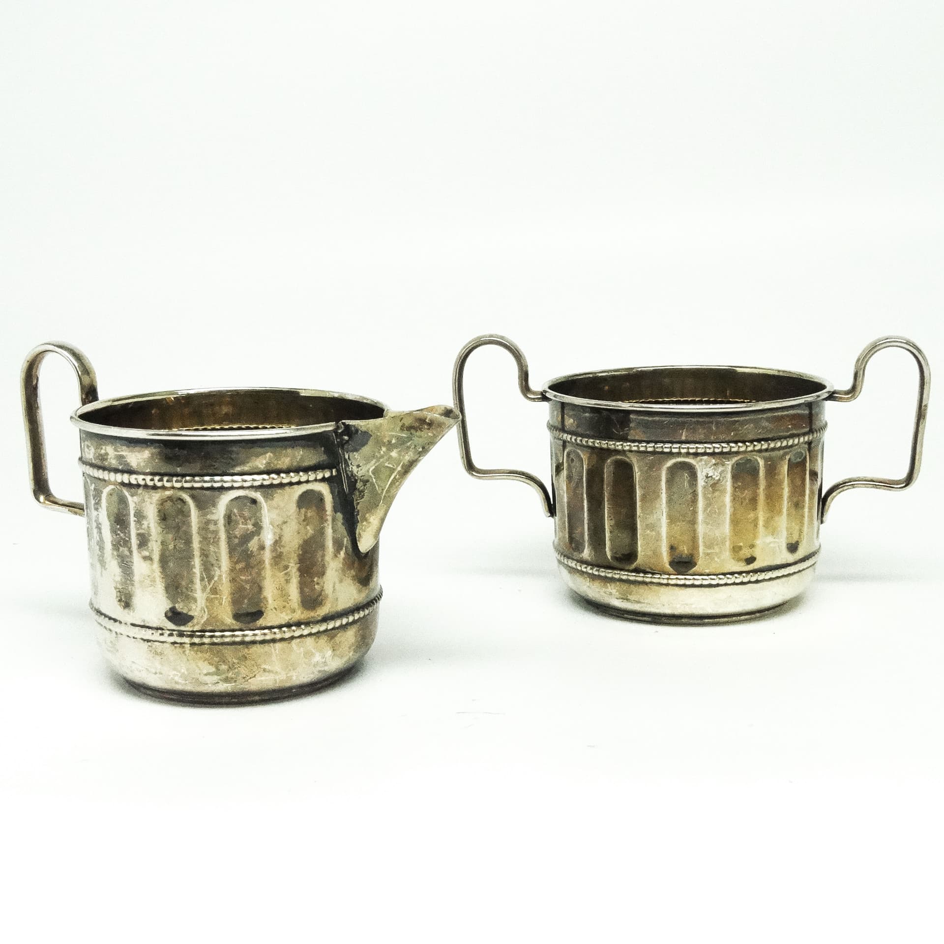 Komplet cukiernica i mlecznik, neoklasycyzm z wpływami art deco, mosiądz srebrzony, Belgia, lata 30. - 189014