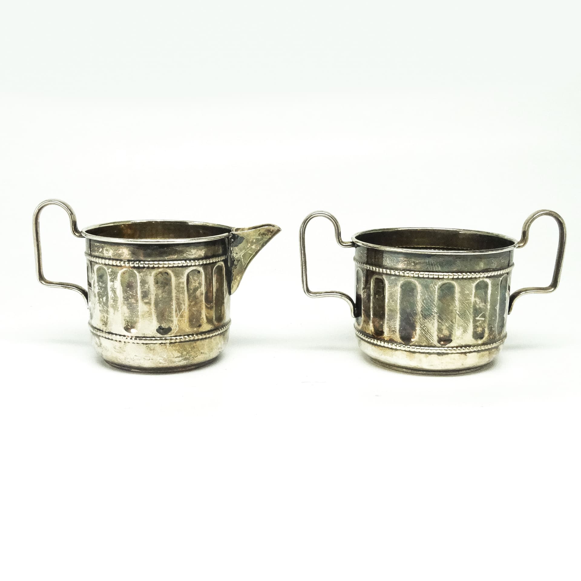 Komplet cukiernica i mlecznik, neoklasycyzm z wpływami art deco, mosiądz srebrzony, Belgia, lata 30. - 189018