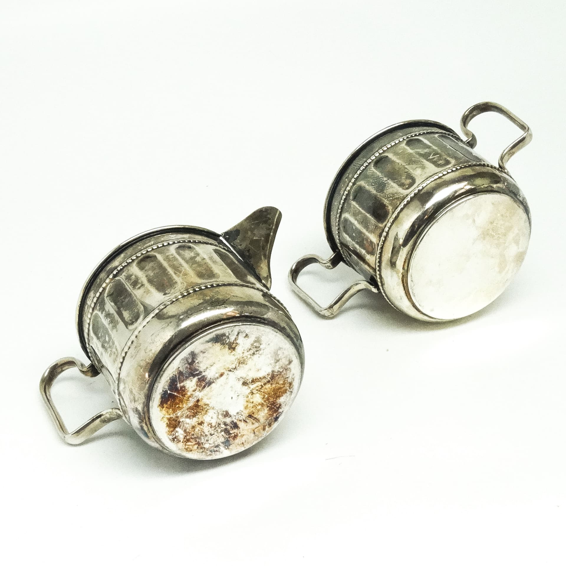 Komplet cukiernica i mlecznik, neoklasycyzm z wpływami art deco, mosiądz srebrzony, Belgia, lata 30. - 189016