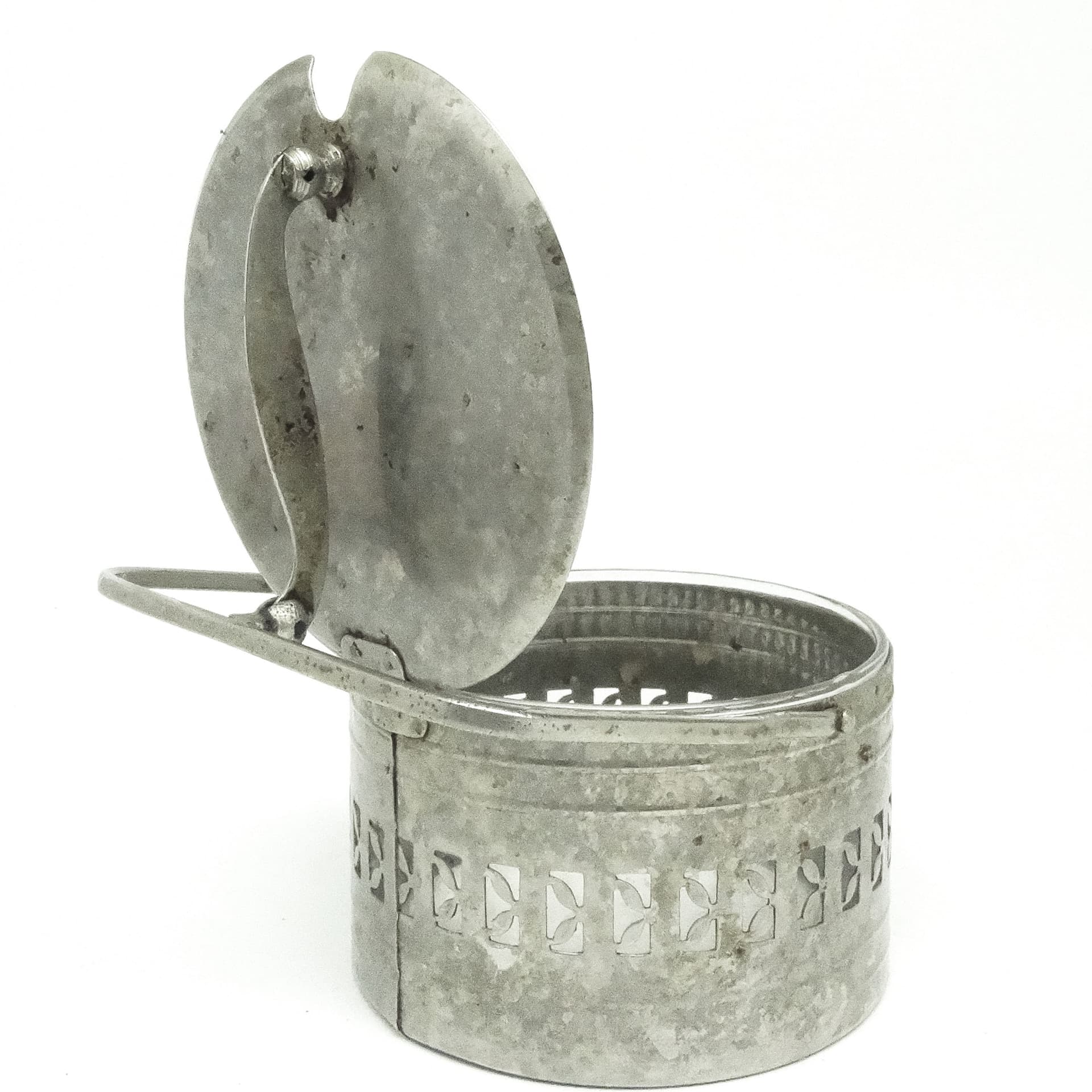 Cukiernica koszyczkowa, postmodernizm, mosiądz niklowany, Polska, lata 60. - 189115