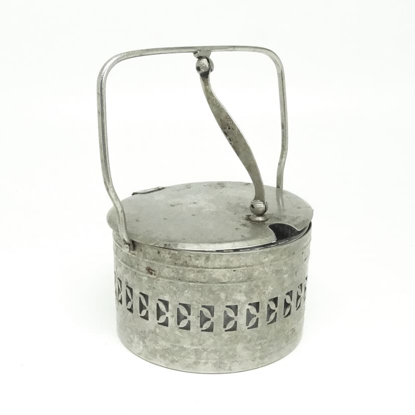 Cukiernica koszyczkowa, postmodernizm, mosiądz niklowany, Polska, lata 60.