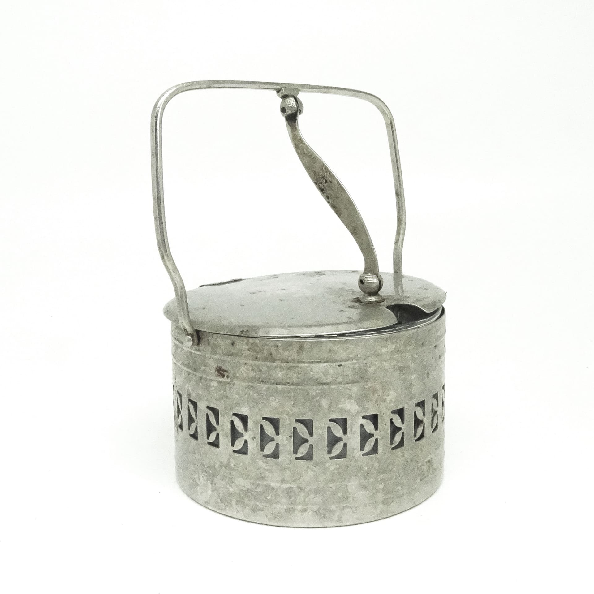 Cukiernica koszyczkowa, postmodernizm, mosiądz niklowany, Polska, lata 60. - 189111