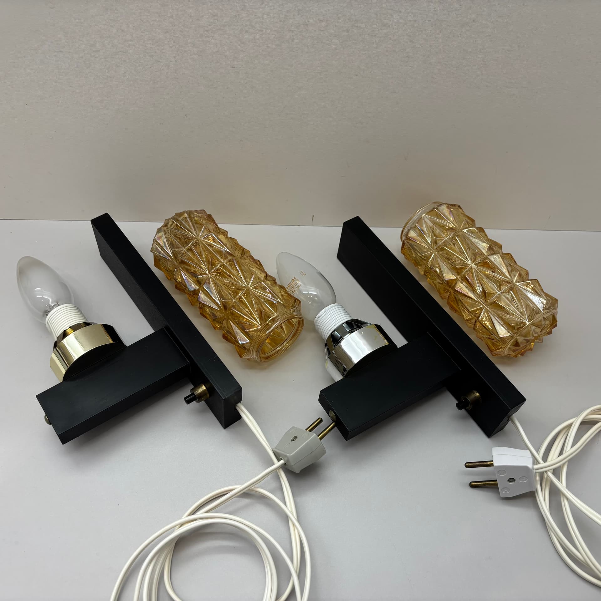 Para kinkietów, bursztynowe szkło, czerń, Dania, lata 70. - 190115