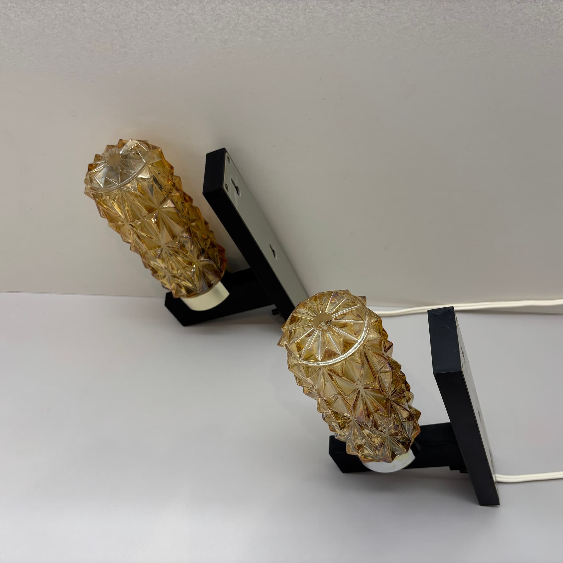 Para kinkietów, bursztynowe szkło, czerń, Dania, lata 70. - 190105