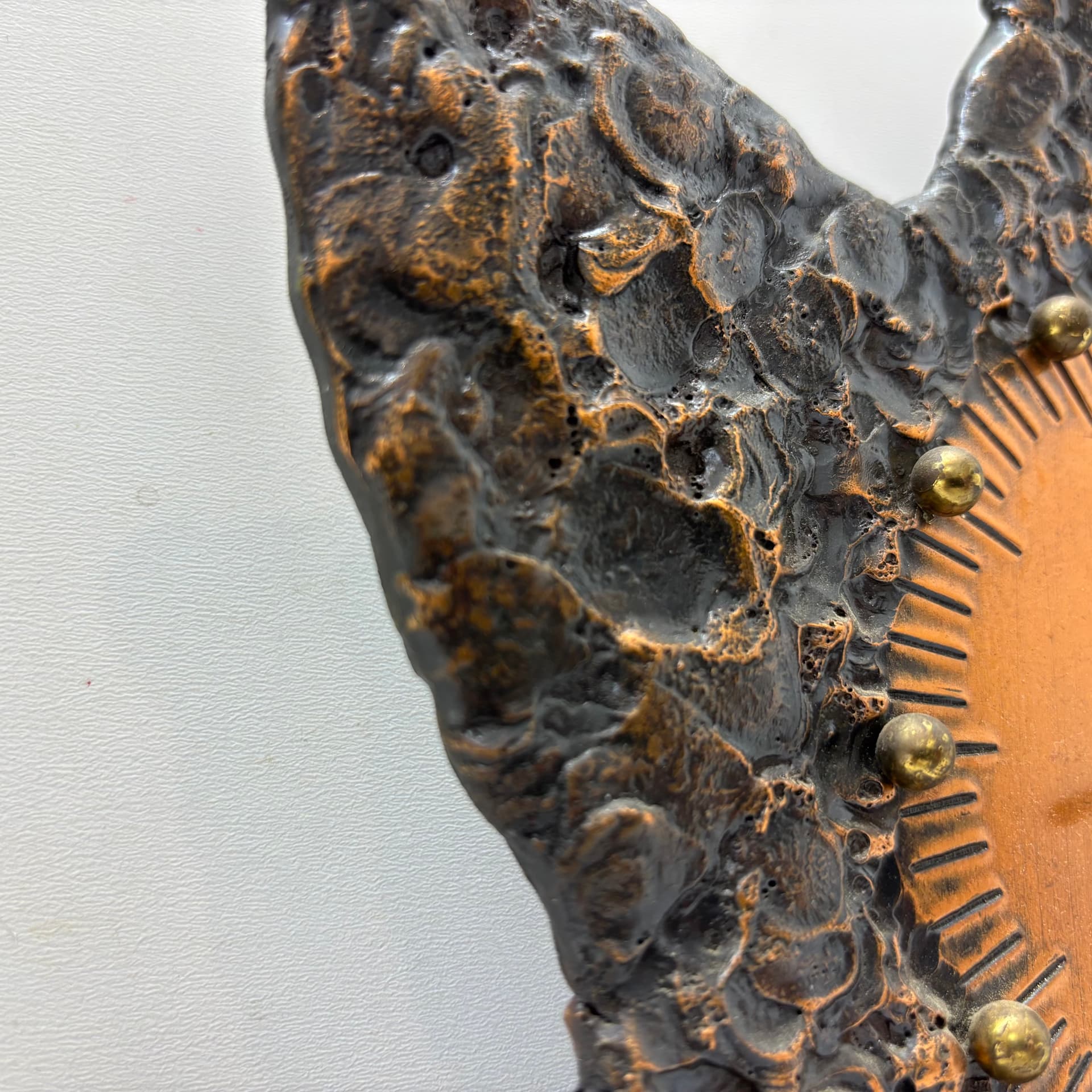 Zegar stołowy brutalistyczny, brązowy ciemny, metal, Niemcy, lata 70. - 190428