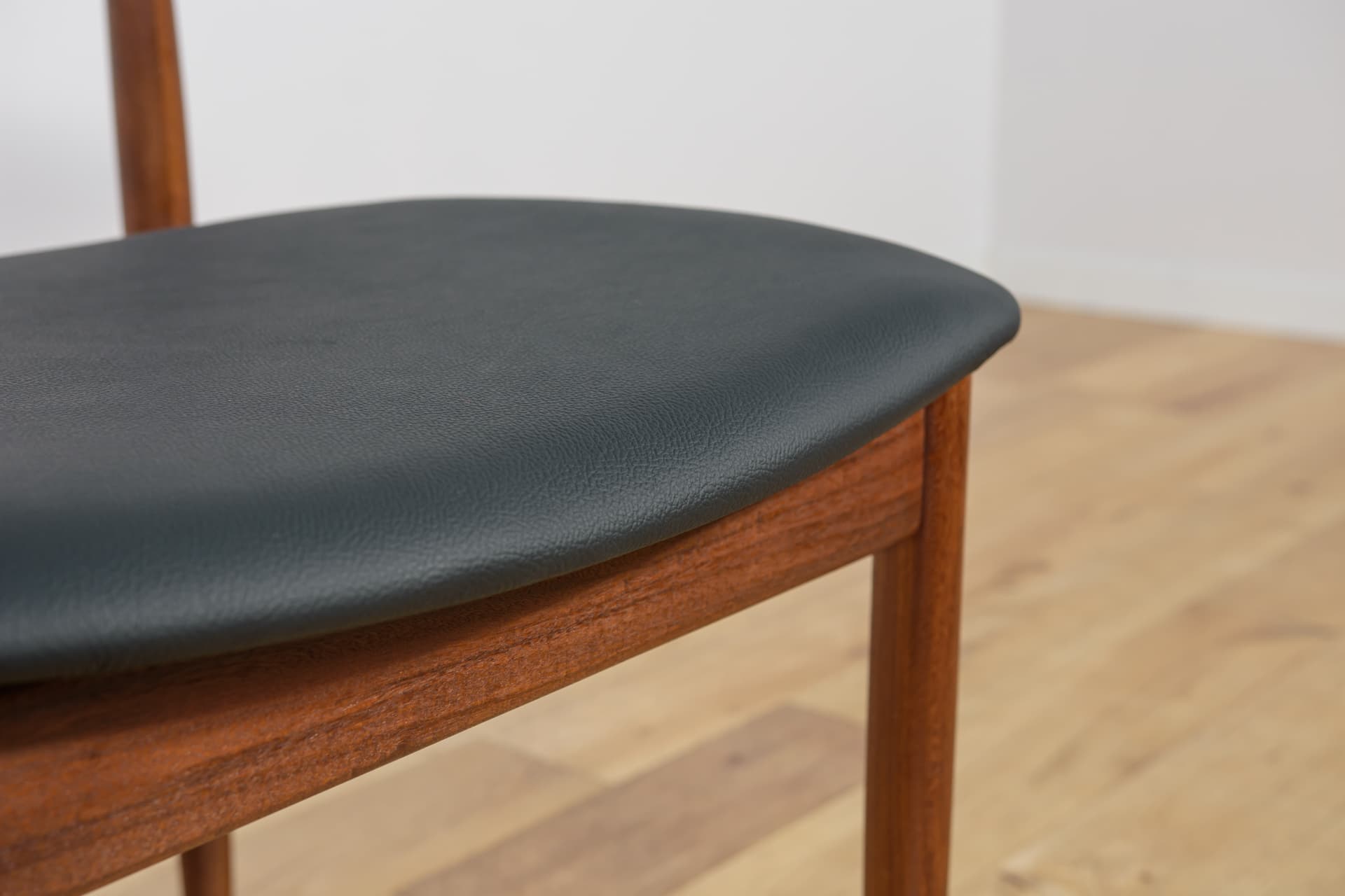 Komplet czterech krzeseł Model 4507, teak brązowy ciemny, palisander brązowy ciemny, skóra naturalna czarna, proj. I. Kofod-Larsen, G-Plan, Wielka Brytania, lata 60. - 190594