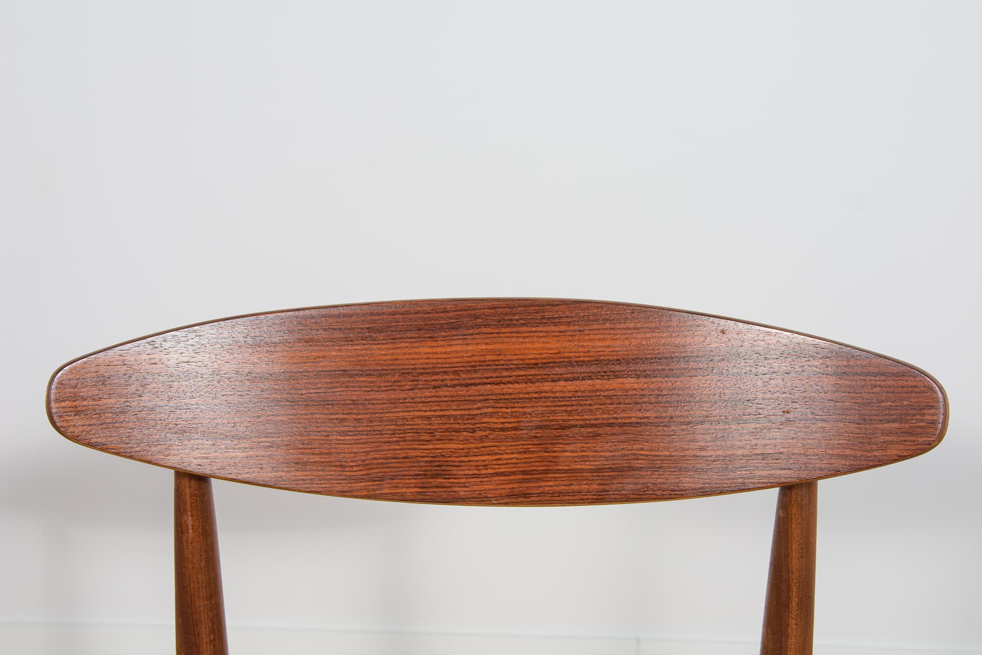 Komplet czterech krzeseł Model 4507, teak brązowy ciemny, palisander brązowy ciemny, skóra naturalna czarna, proj. I. Kofod-Larsen, G-Plan, Wielka Brytania, lata 60. - 190596