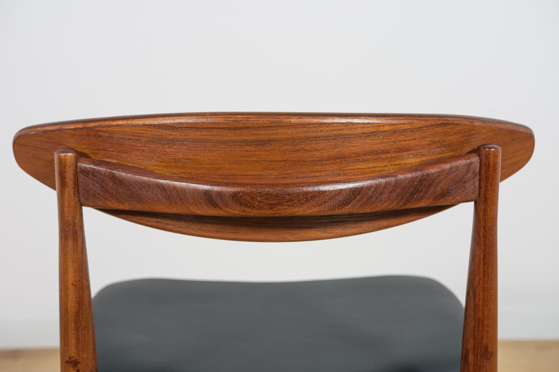 Komplet czterech krzeseł Model 4507, teak brązowy ciemny, palisander brązowy ciemny, skóra naturalna czarna, proj. I. Kofod-Larsen, G-Plan, Wielka Brytania, lata 60. - 190595