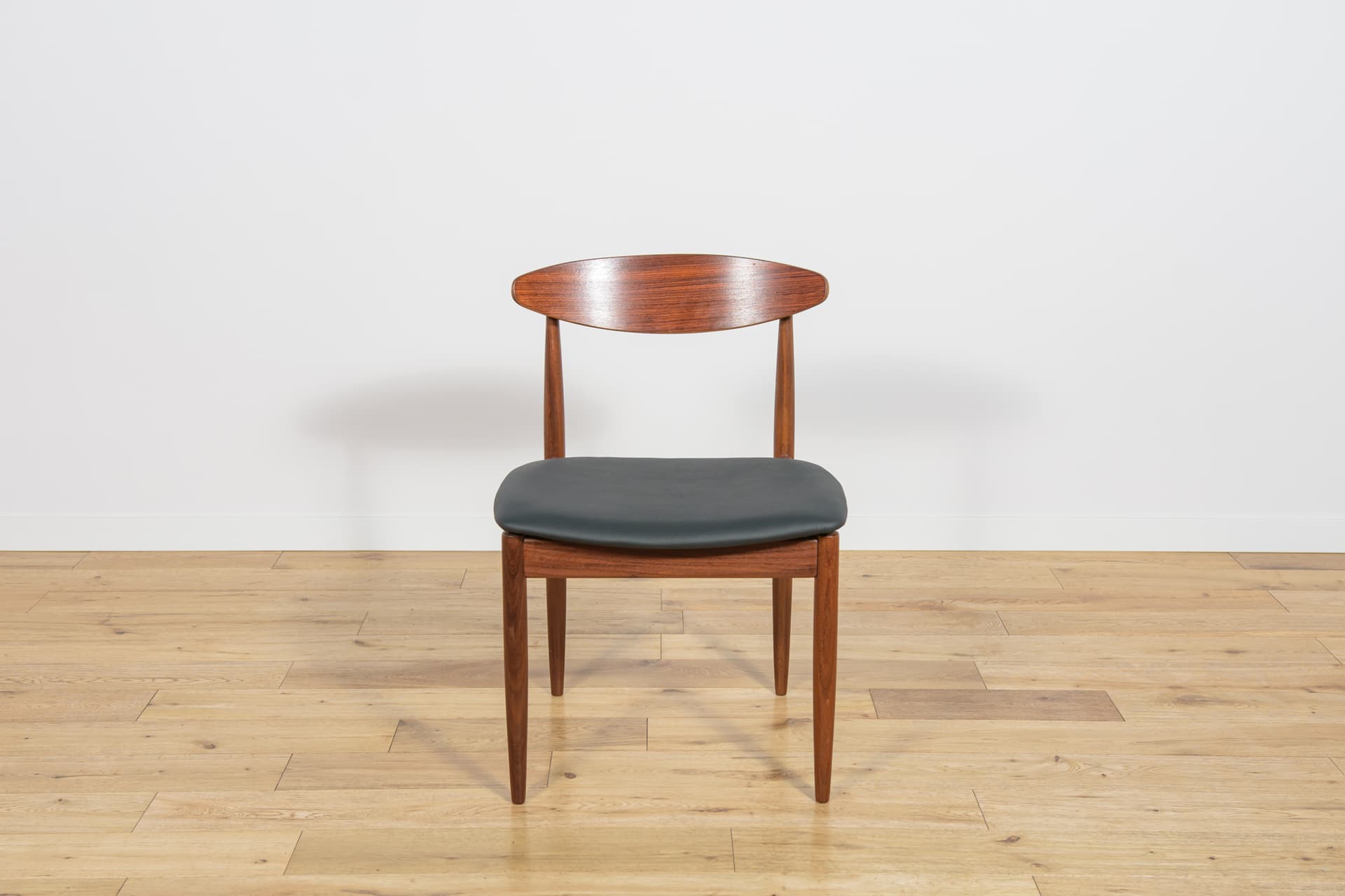 Komplet czterech krzeseł Model 4507, teak brązowy ciemny, palisander brązowy ciemny, skóra naturalna czarna, proj. I. Kofod-Larsen, G-Plan, Wielka Brytania, lata 60. - 190589