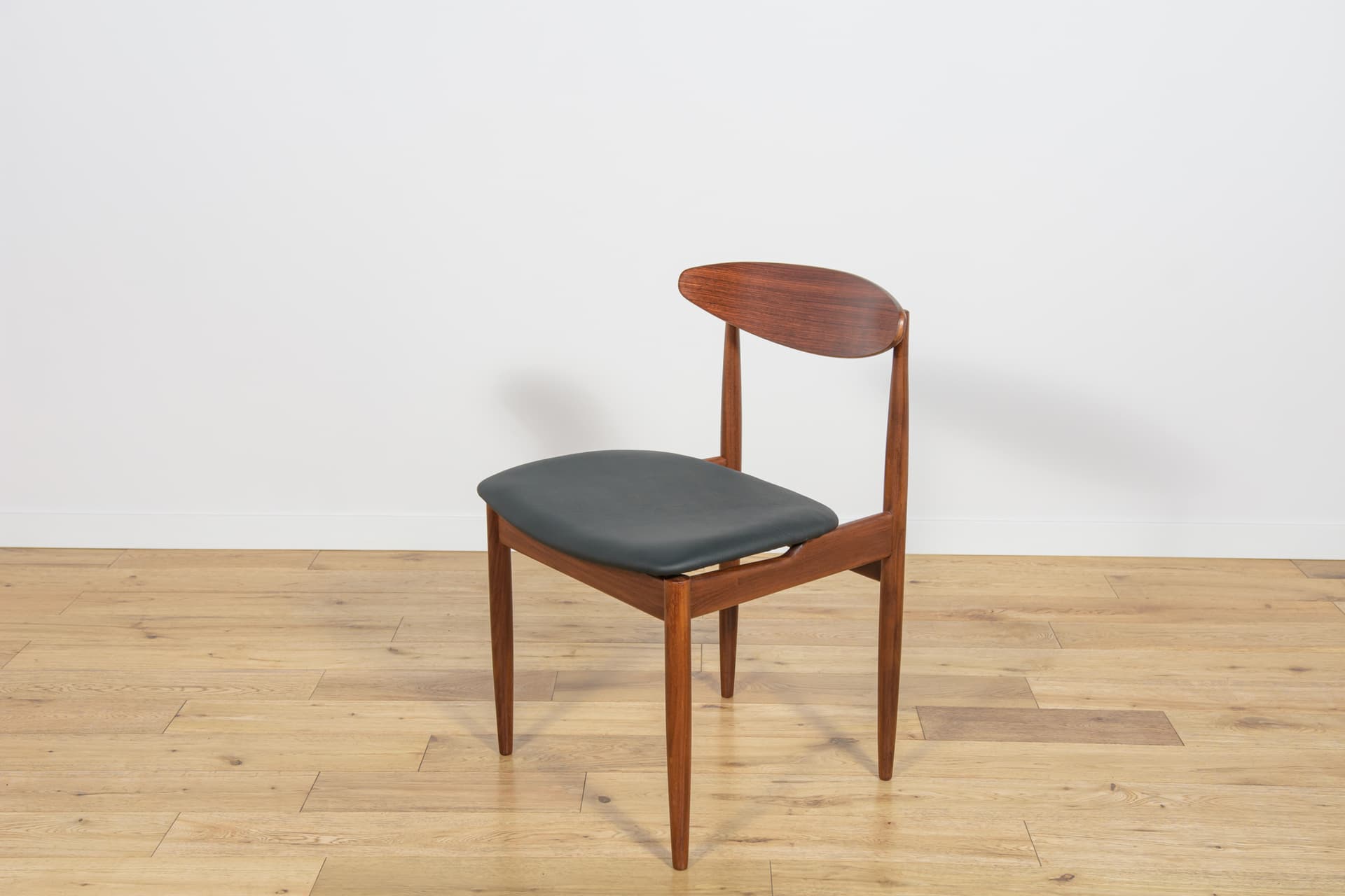 Komplet czterech krzeseł Model 4507, teak brązowy ciemny, palisander brązowy ciemny, skóra naturalna czarna, proj. I. Kofod-Larsen, G-Plan, Wielka Brytania, lata 60. - 190588