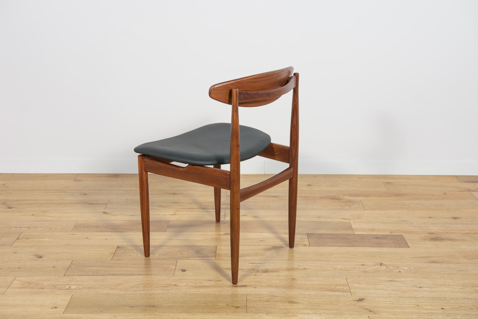 Komplet czterech krzeseł Model 4507, teak brązowy ciemny, palisander brązowy ciemny, skóra naturalna czarna, proj. I. Kofod-Larsen, G-Plan, Wielka Brytania, lata 60. - 190591