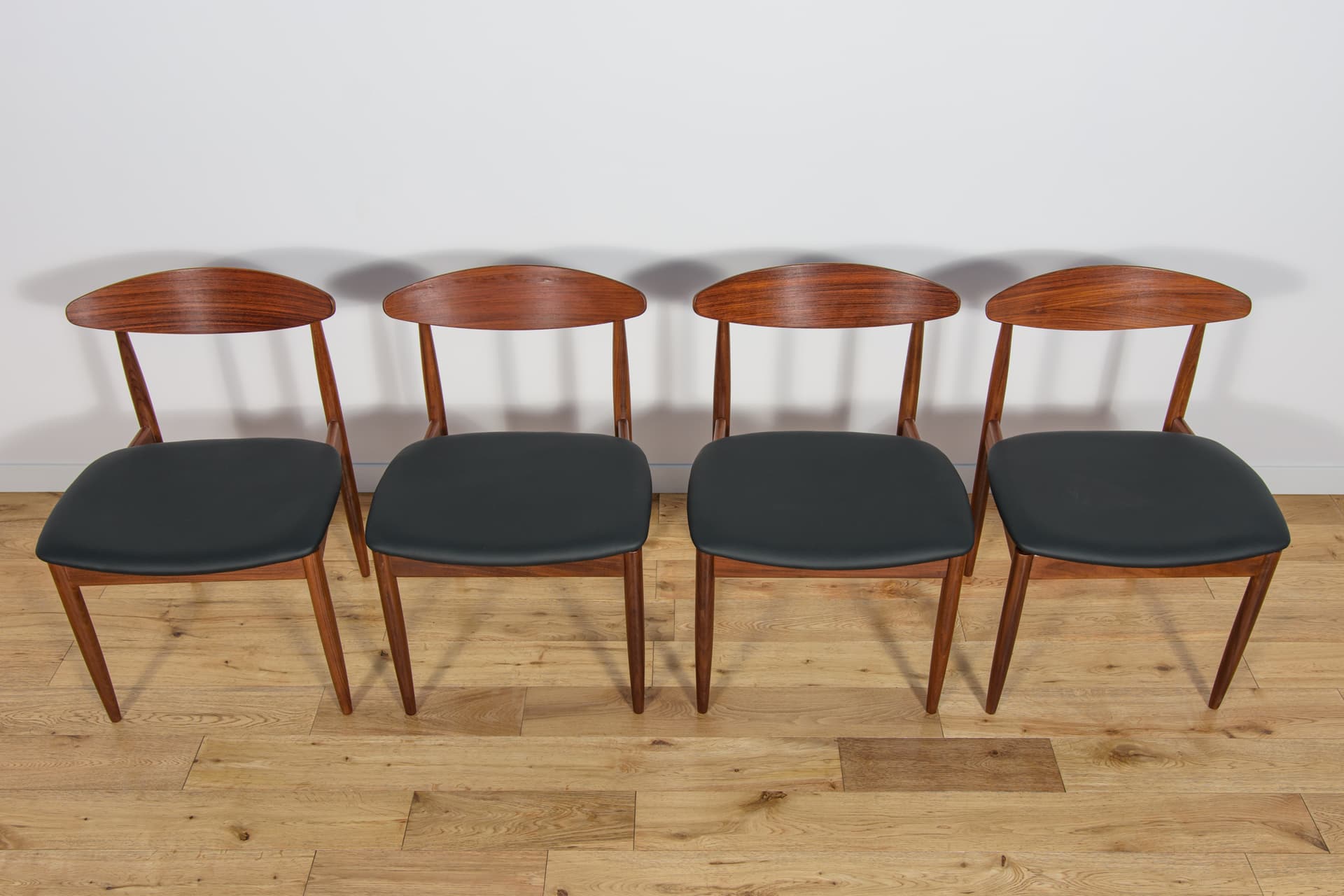 Komplet czterech krzeseł Model 4507, teak brązowy ciemny, palisander brązowy ciemny, skóra naturalna czarna, proj. I. Kofod-Larsen, G-Plan, Wielka Brytania, lata 60. - 190586