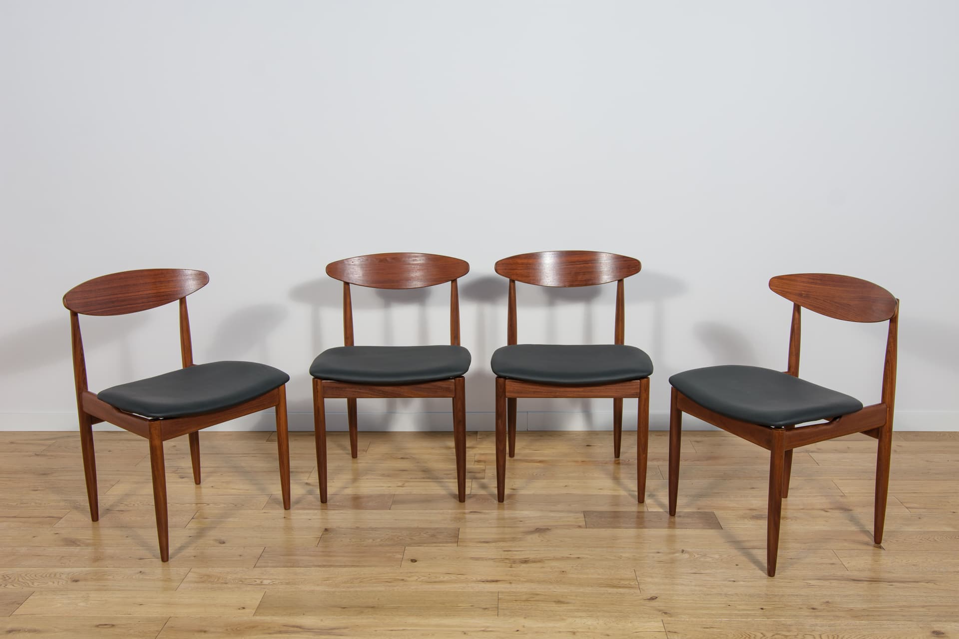 Komplet czterech krzeseł Model 4507, teak brązowy ciemny, palisander brązowy ciemny, skóra naturalna czarna, proj. I. Kofod-Larsen, G-Plan, Wielka Brytania, lata 60. - 190583