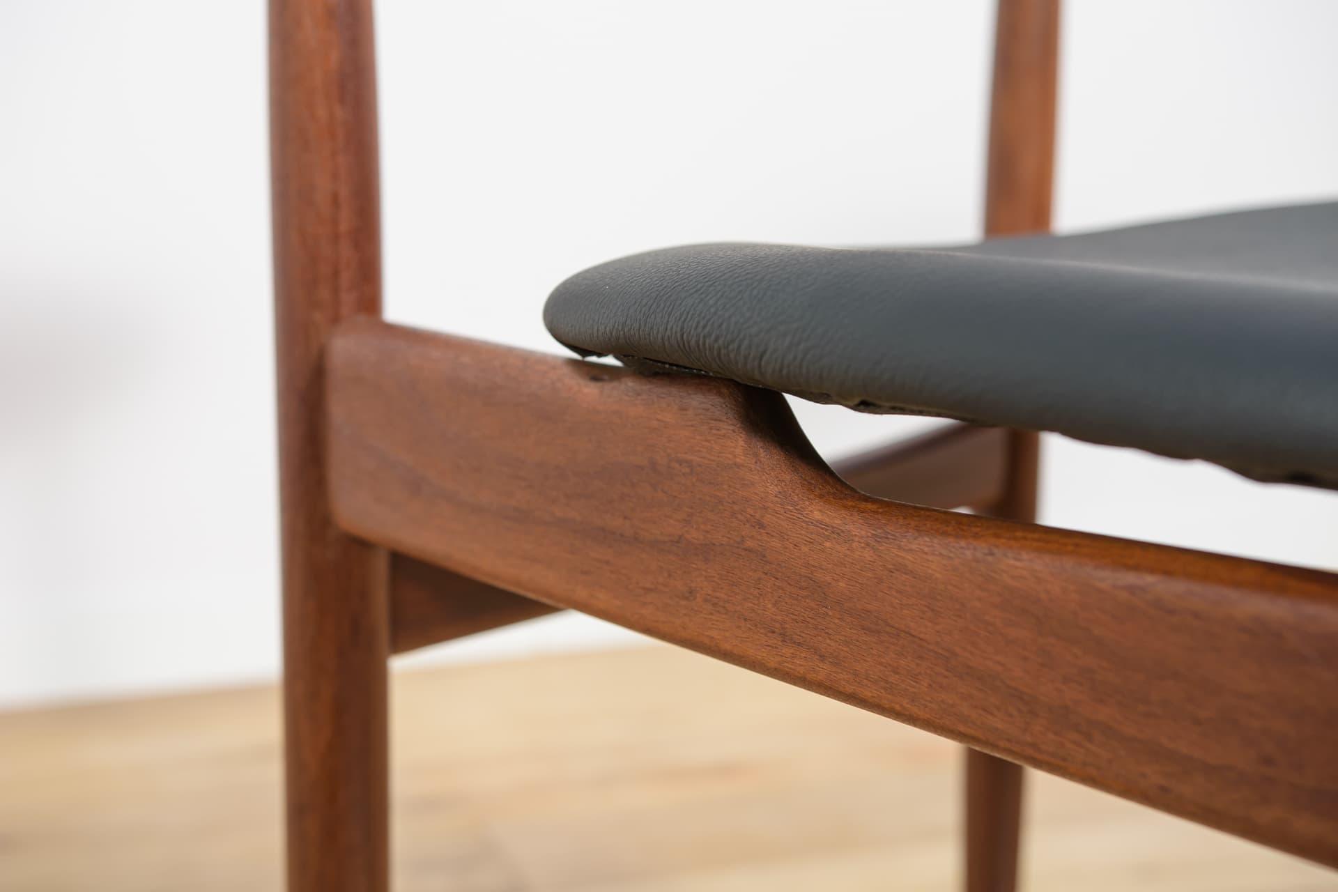 Komplet czterech krzeseł Model 4507, teak brązowy ciemny, palisander brązowy ciemny, skóra naturalna czarna, proj. I. Kofod-Larsen, G-Plan, Wielka Brytania, lata 60. - 190593