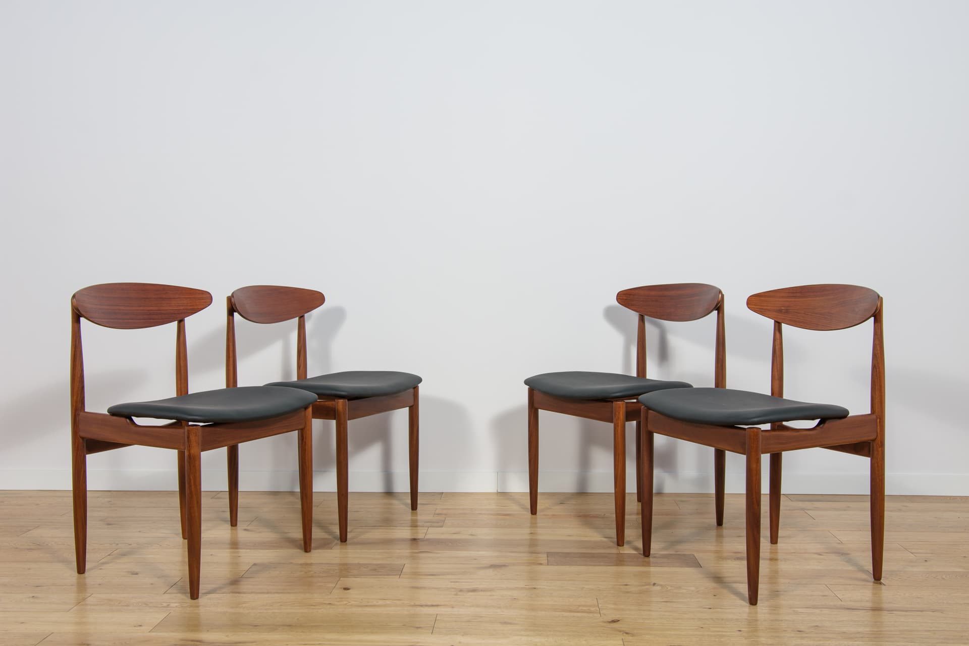 Komplet czterech krzeseł Model 4507, teak brązowy ciemny, palisander brązowy ciemny, skóra naturalna czarna, proj. I. Kofod-Larsen, G-Plan, Wielka Brytania, lata 60. - 190584