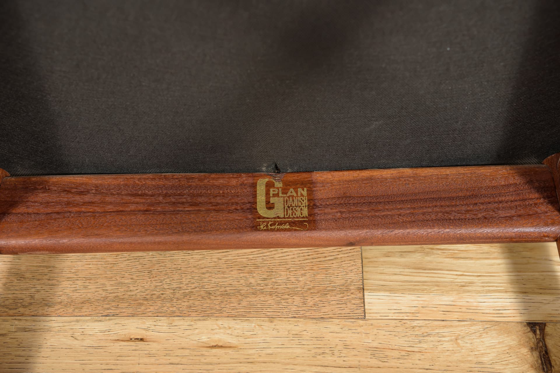 Komplet czterech krzeseł Model 4507, teak brązowy ciemny, palisander brązowy ciemny, skóra naturalna czarna, proj. I. Kofod-Larsen, G-Plan, Wielka Brytania, lata 60. - 190597