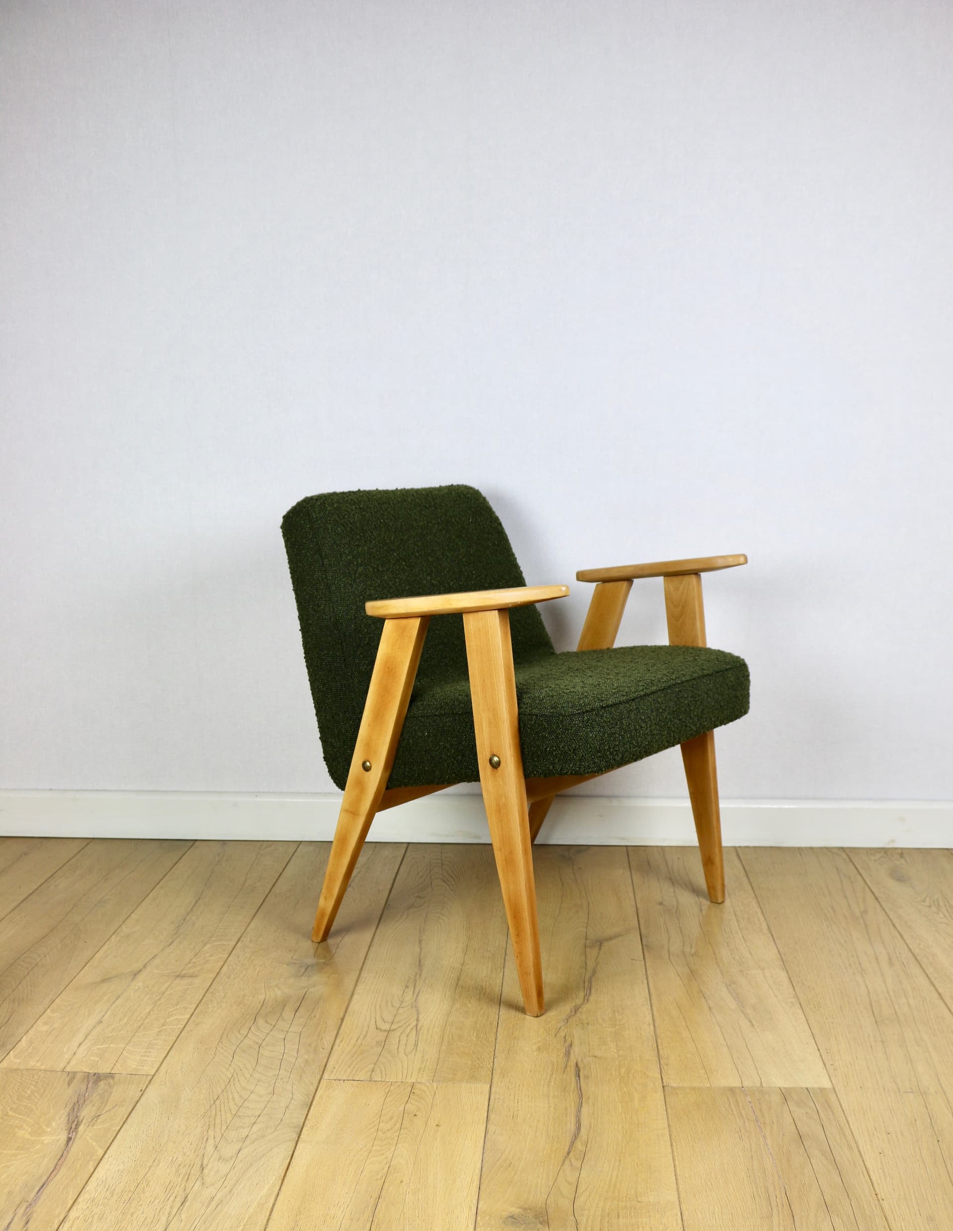Fotel 366, bouclé zielony, buk jasny, proj. J. Chierowski, Polska, lata 70. - 190807