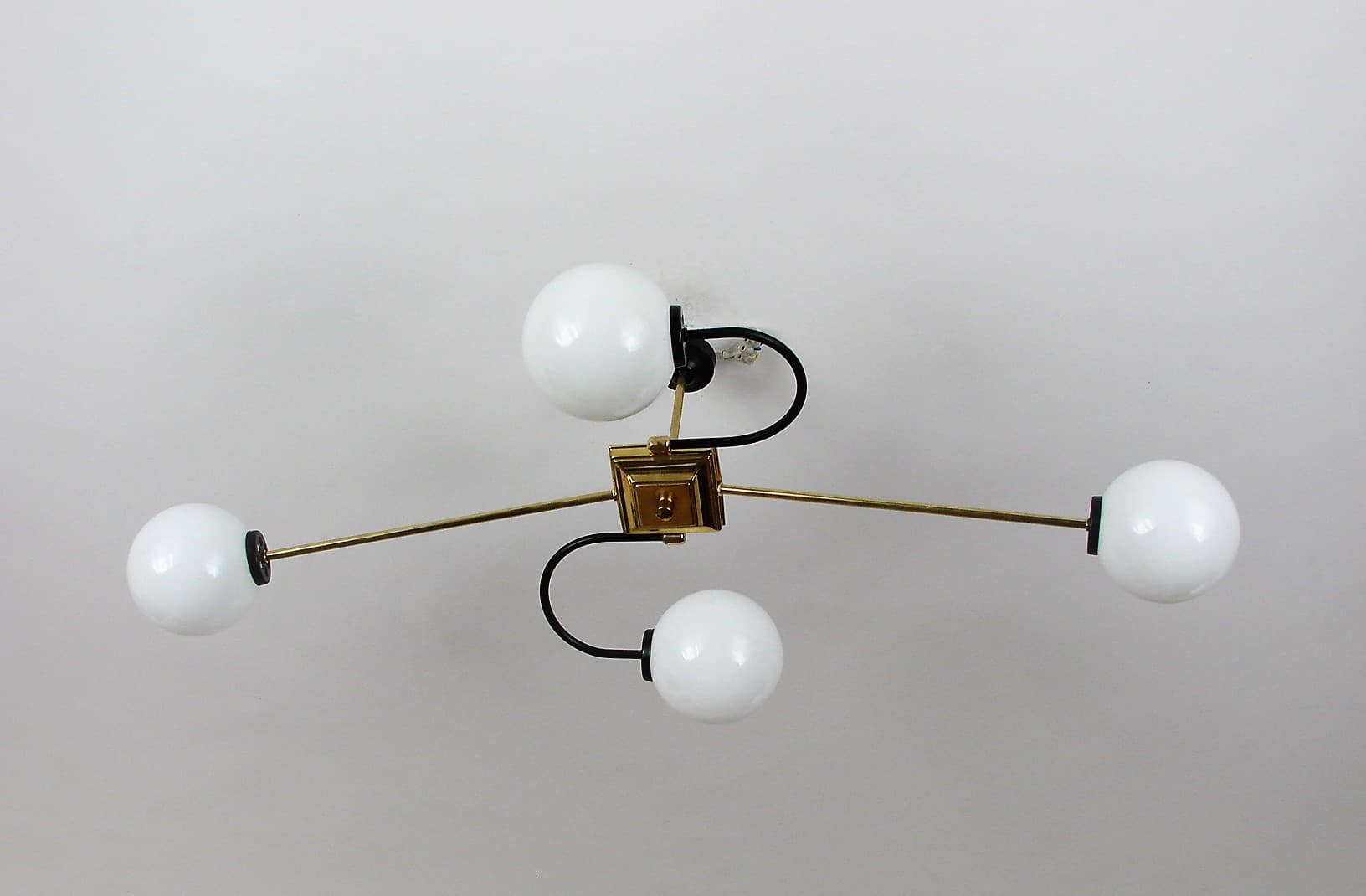 Żyrandol, Stilnovo, szkło białe, mosiądz, Włochy, lata 60. - 190819