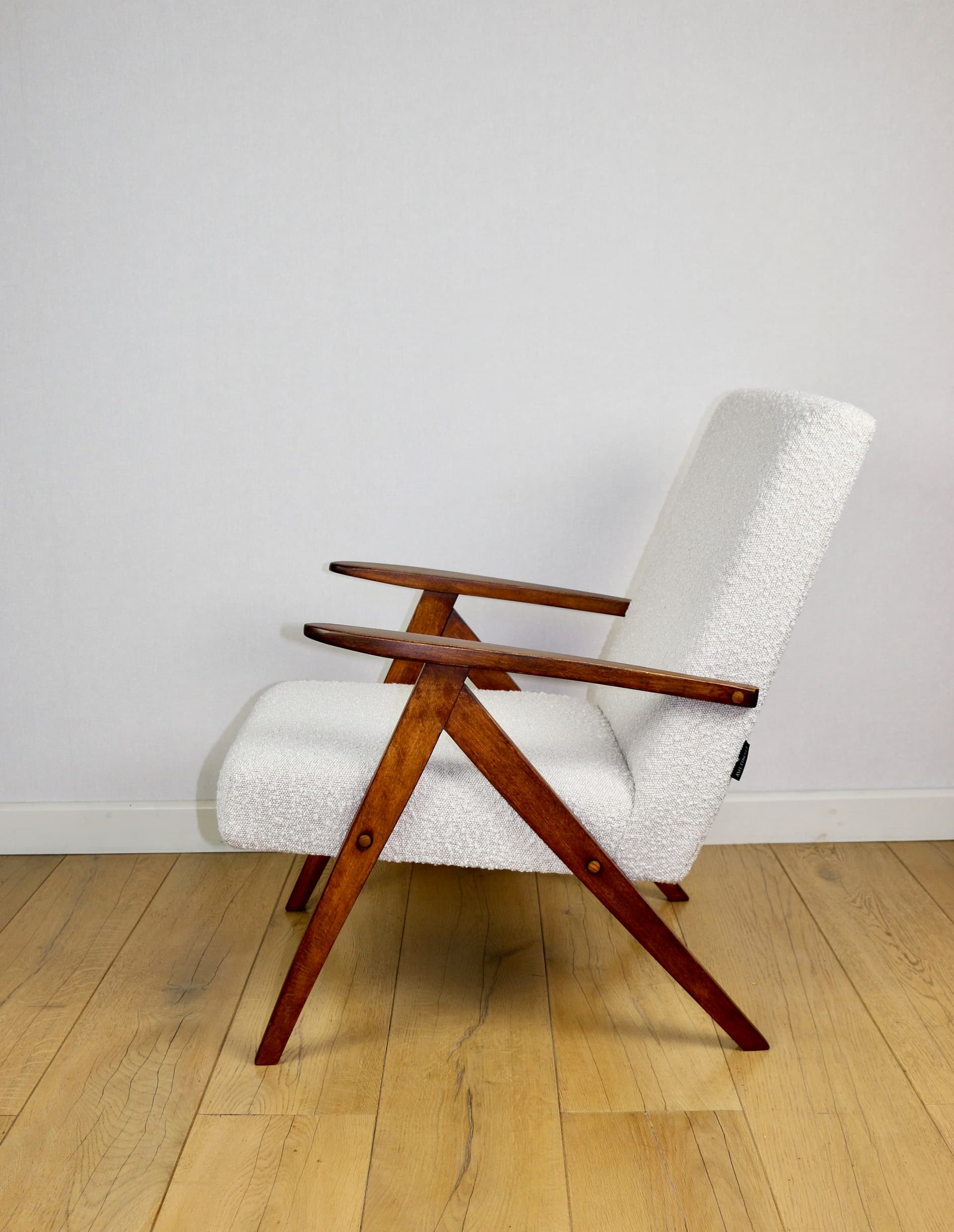 Fotel B-310 VAR, bouclé ivory, dąb brązowy, Polska, lata 70. - 190899