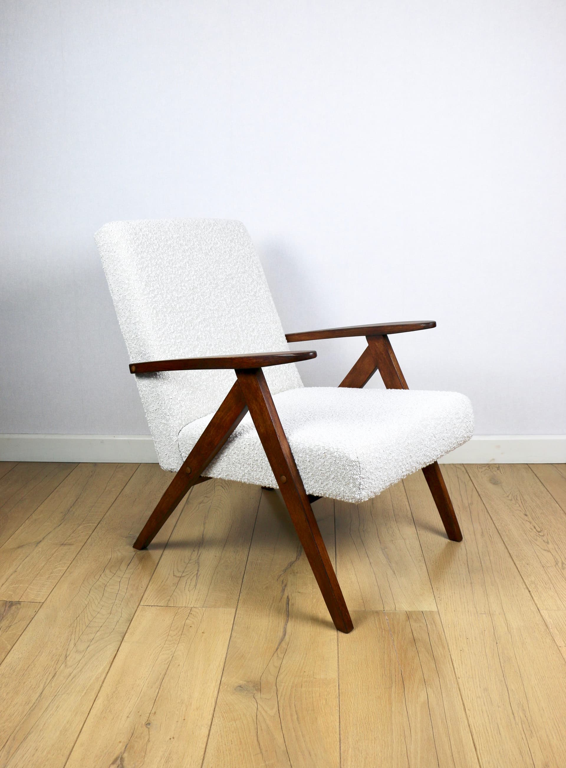 Fotel B-310 VAR, bouclé ivory, dąb brązowy, Polska, lata 70. - 190902