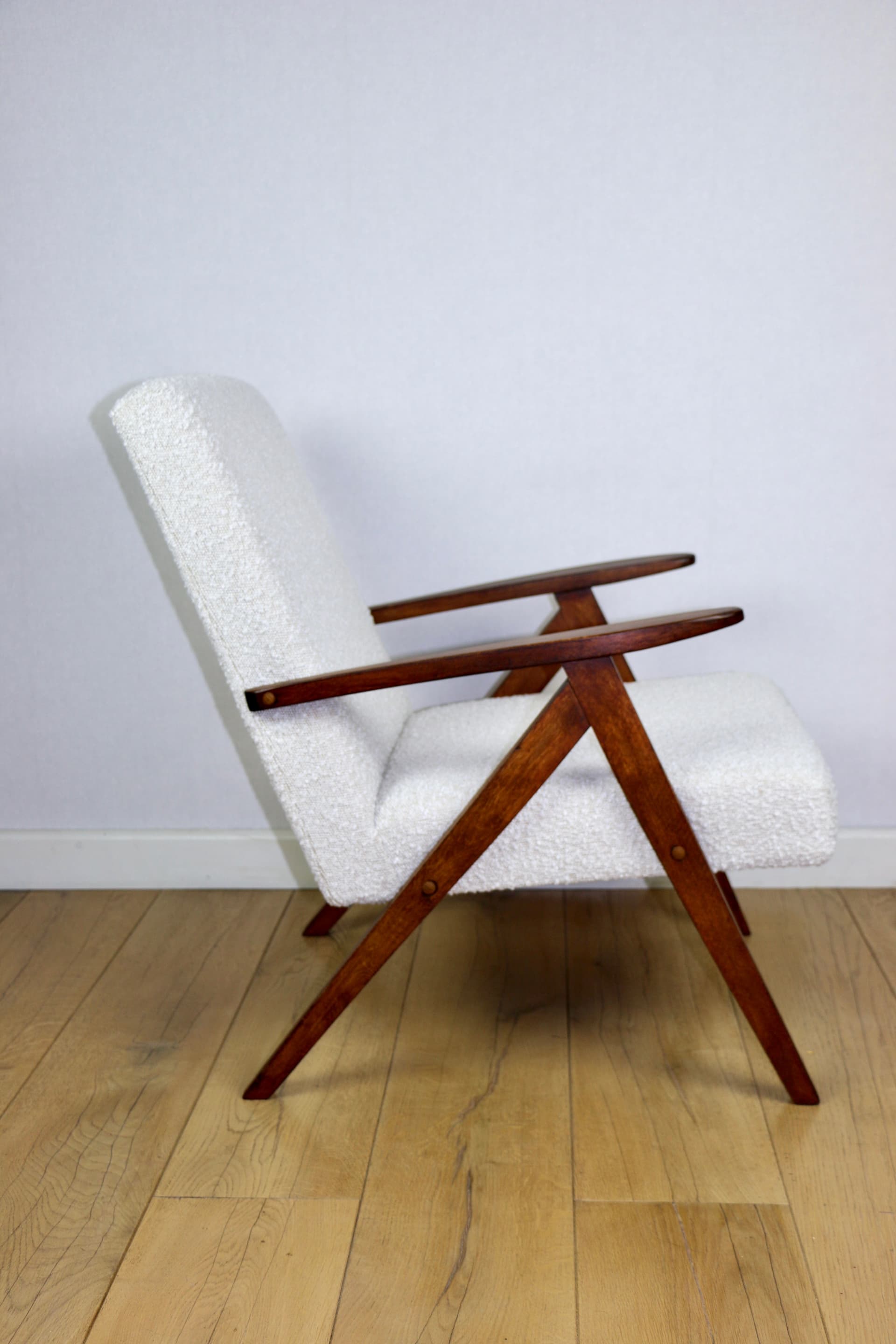 Fotel B-310 VAR, bouclé ivory, dąb brązowy, Polska, lata 70. - 190901