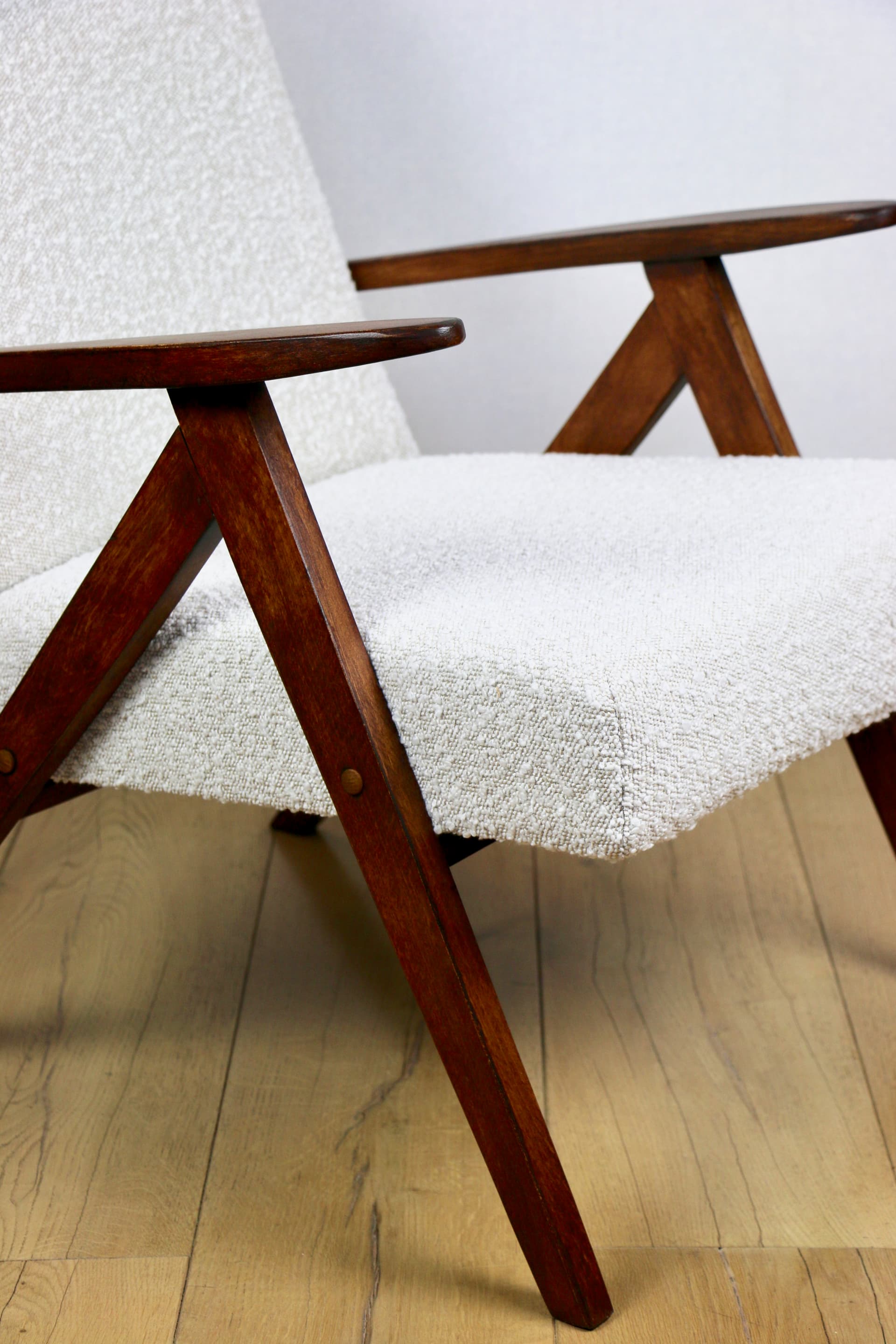 Fotel B-310 VAR, bouclé ivory, dąb brązowy, Polska, lata 70. - 190903