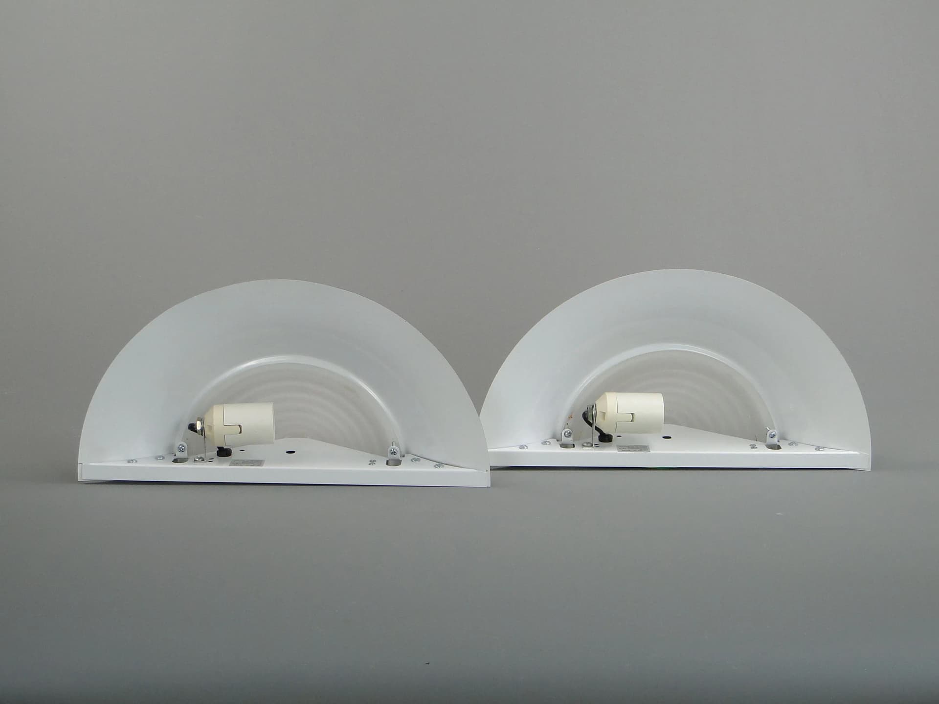 Para kinkietów modernistycznych, mosiądz złoty, szkło białe, Niemcy, lata 70. - 13248