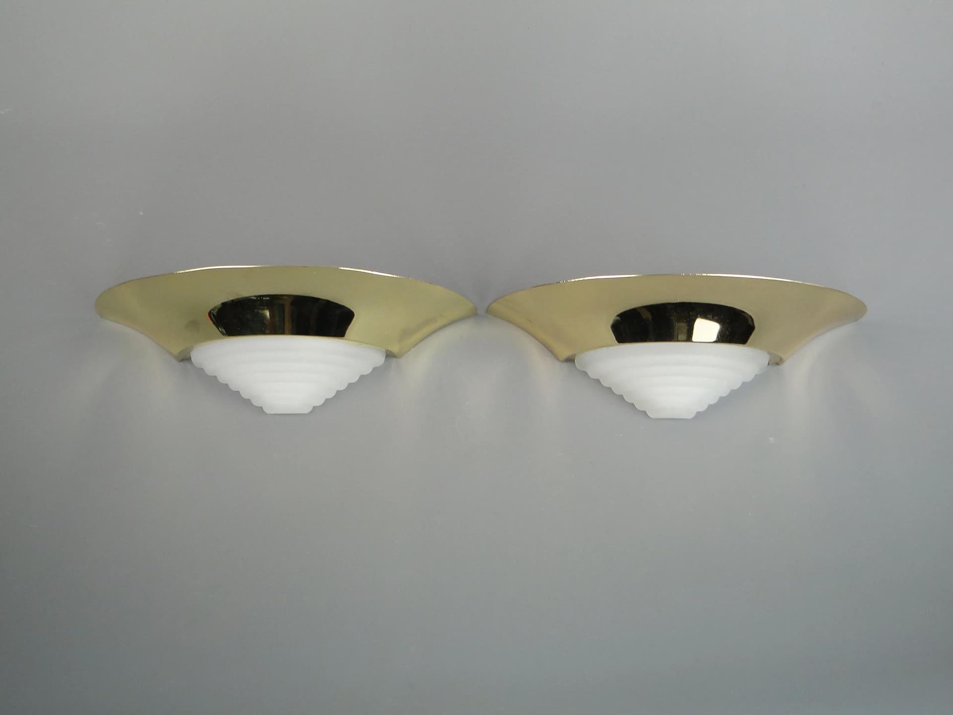 Para kinkietów modernistycznych, mosiądz złoty, szkło białe, Niemcy, lata 70. - 13244