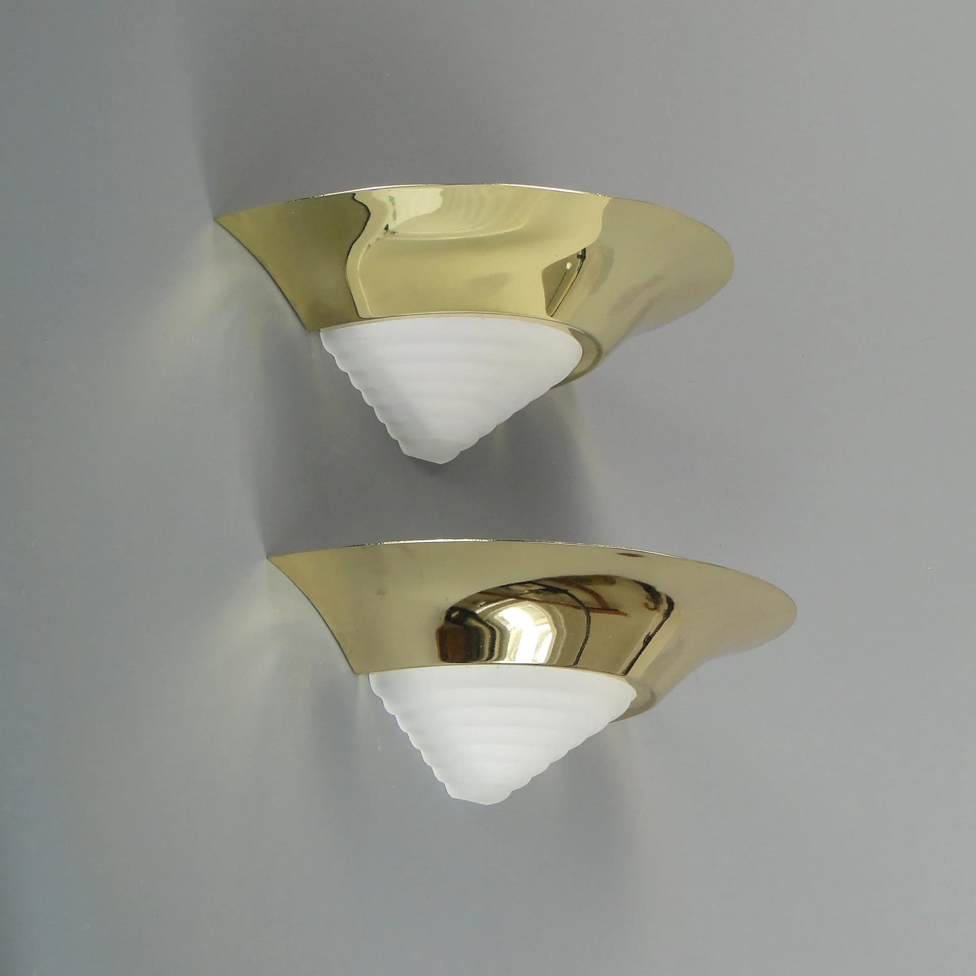 Para kinkietów modernistycznych, mosiądz złoty, szkło białe, Niemcy, lata 70. - 13247