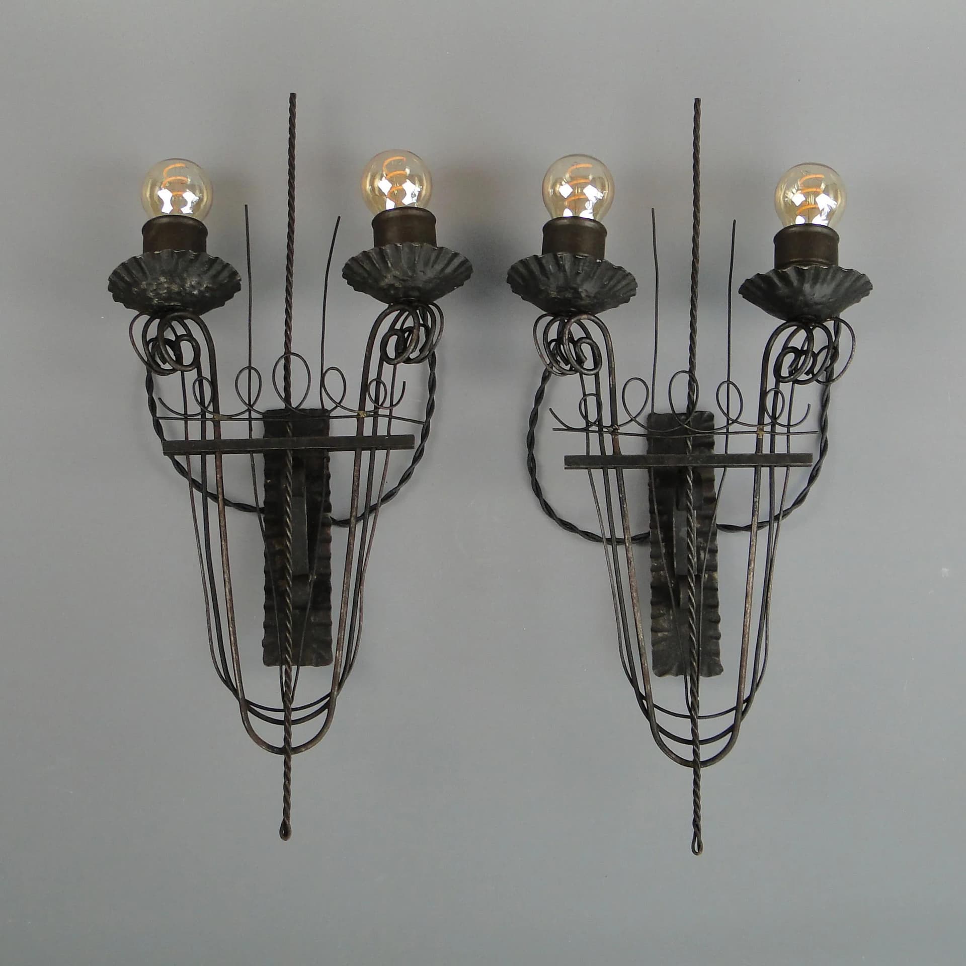 Para kinkietów, metaloplastyka, stal czarna, Polska, lata 60. - 13372