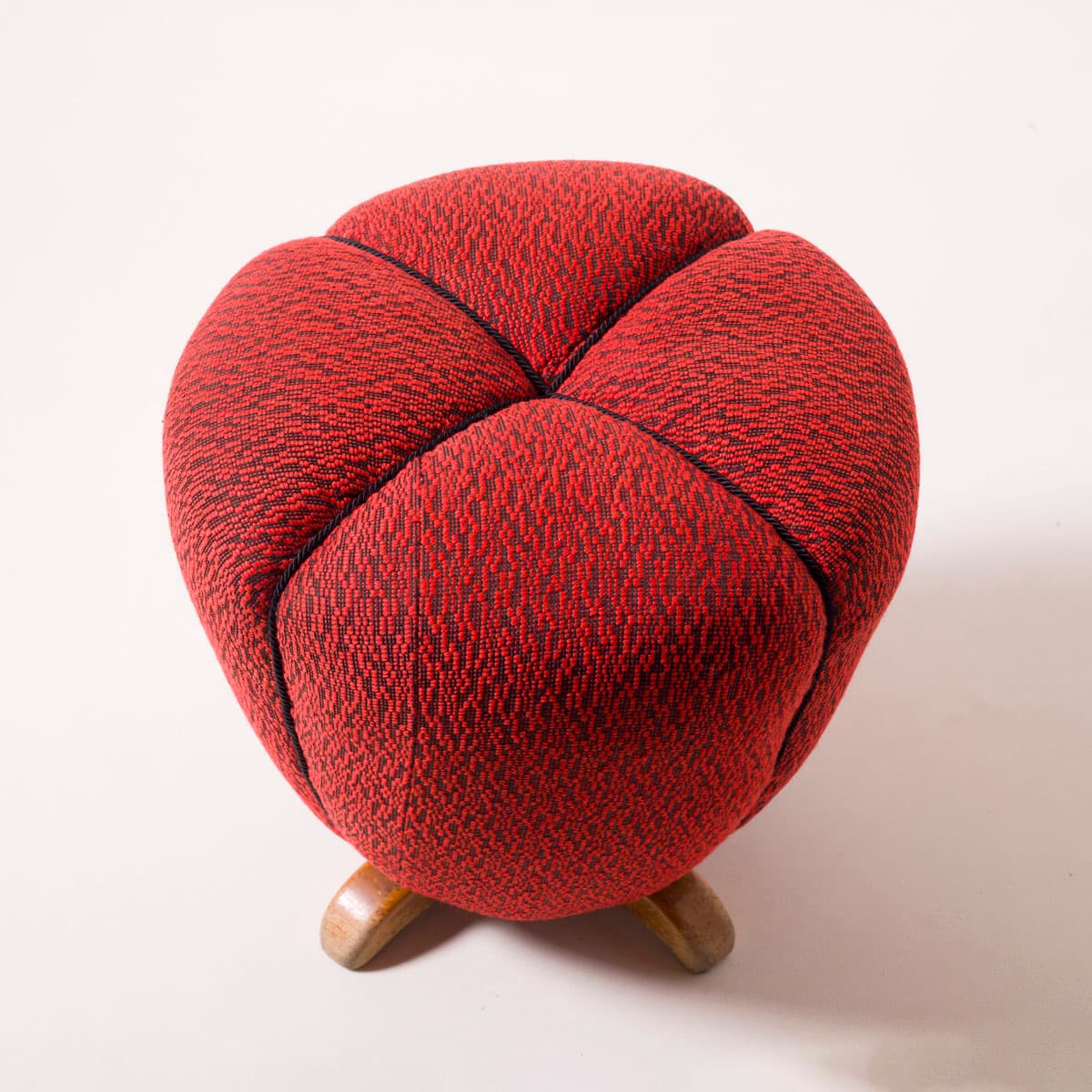 Taboret Tulipan, wełna czerwona, drewno, proj. J. Halabala, Czechy, lata 50. - 191368