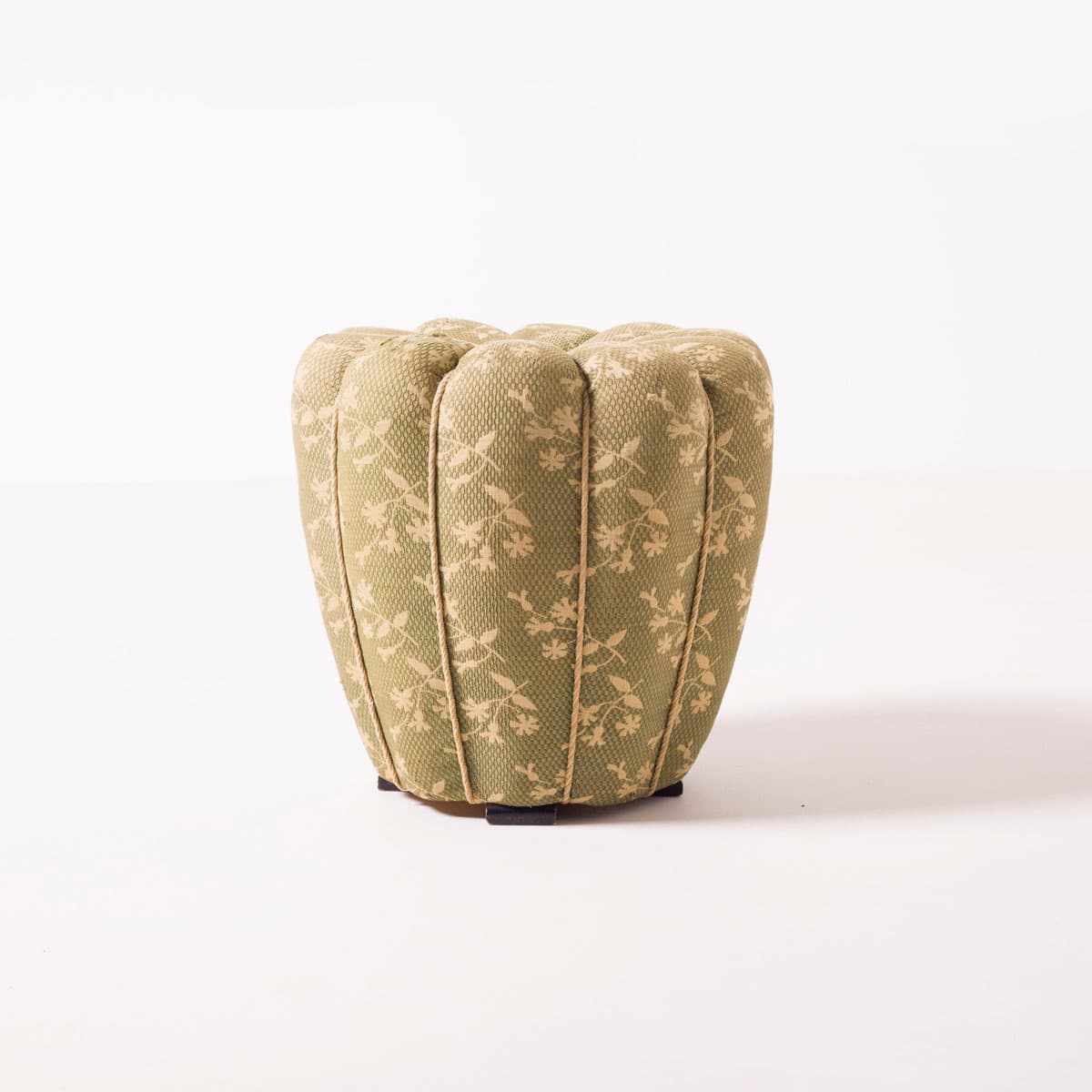 Pufa tulipan, oliwkowa zieleń, wełna, proj. J. Halabala, Czechy, lata 50. - 191398