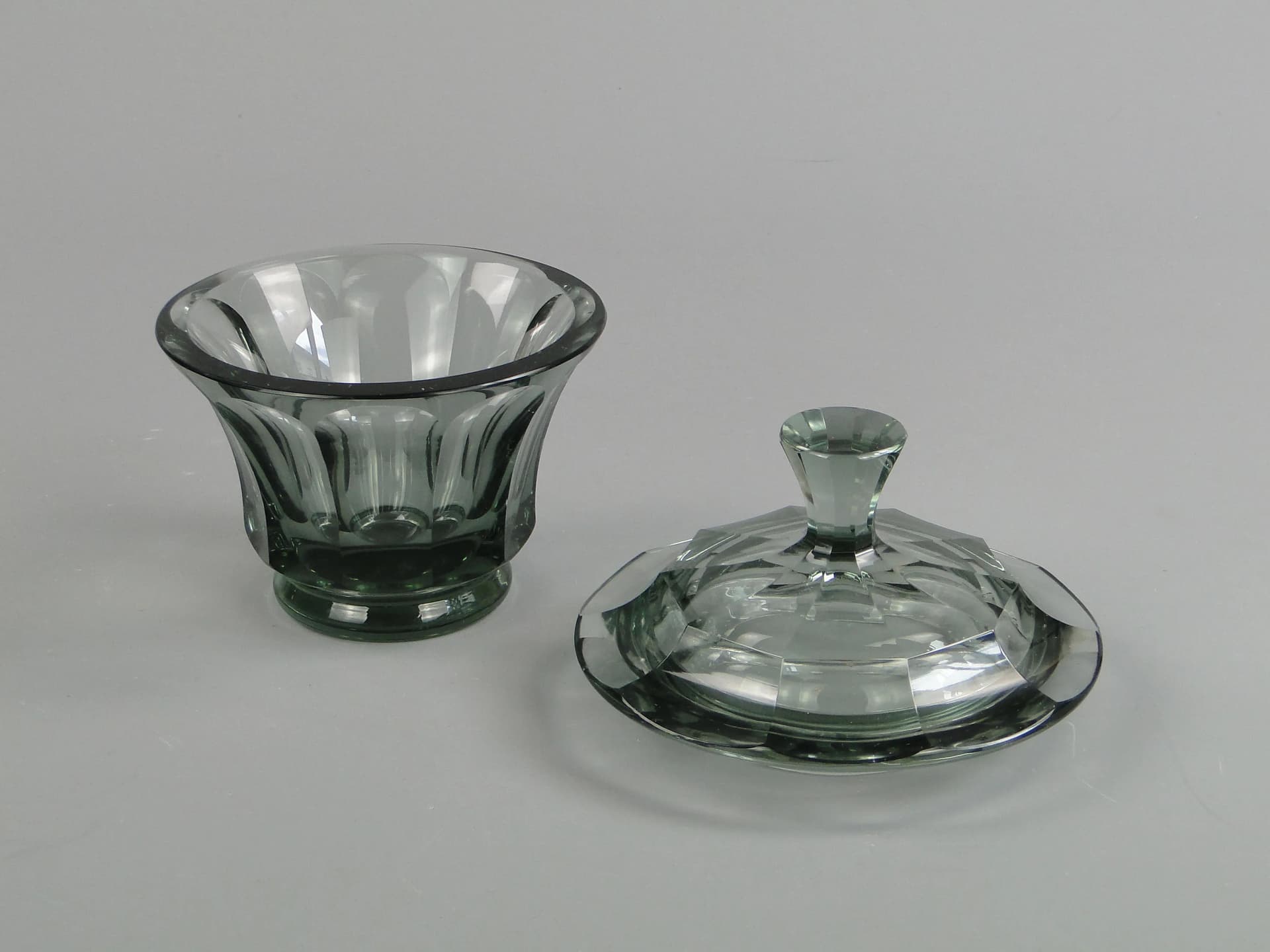 Bonbonniere Art Deco, grey crystal, by J. Hoffmann, Czech Republic, 1930s. - 13359