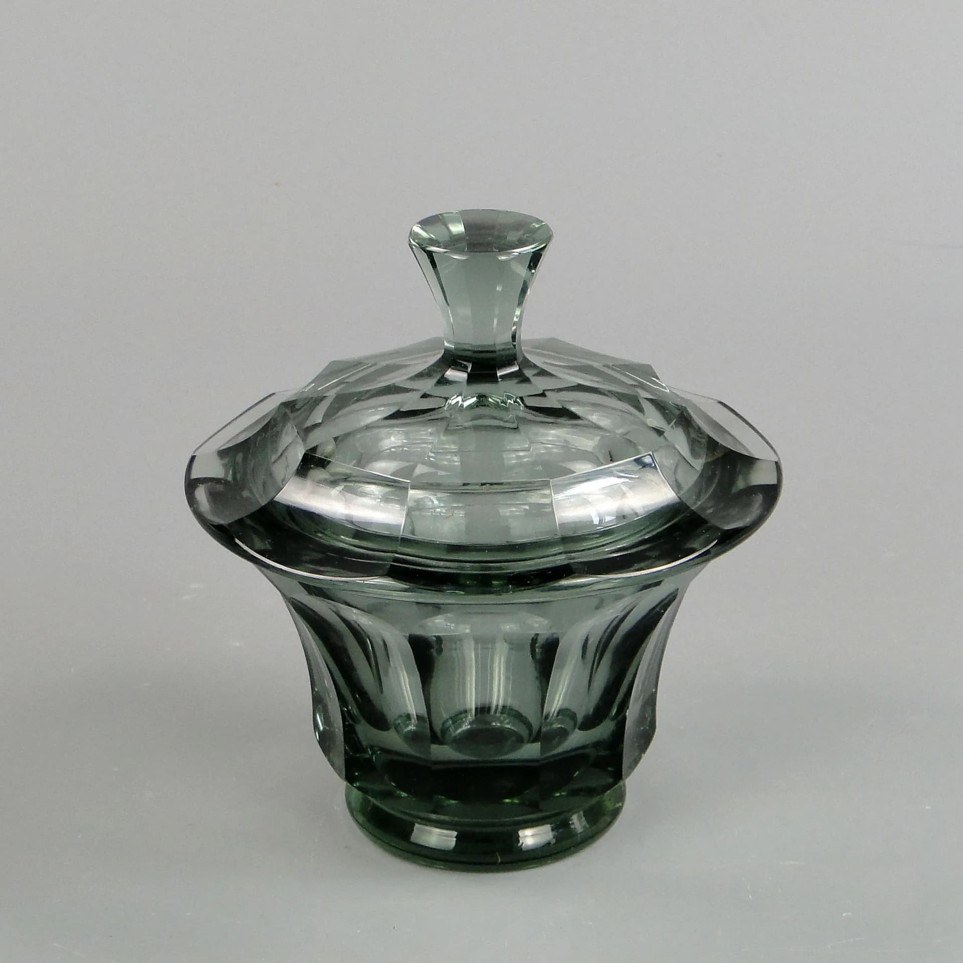 Bonbonniere Art Deco, grey crystal, by J. Hoffmann, Czech Republic, 1930s. - 13357