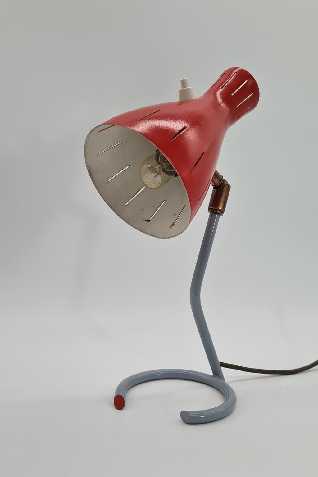 Desk lamp, red metal, Helo Leuchten, Germany, 1960s. - 191653