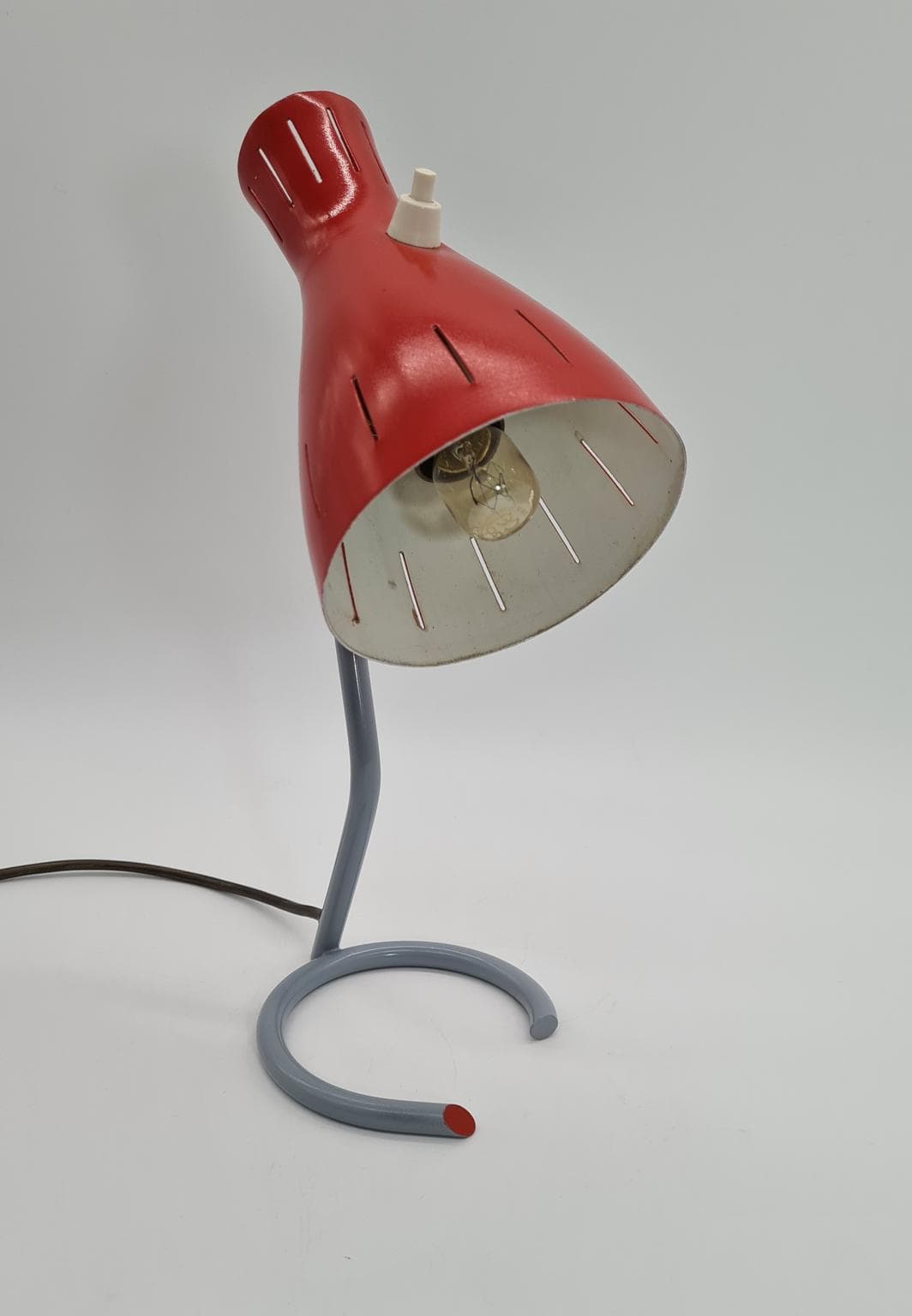 Desk lamp, red metal, Helo Leuchten, Germany, 1960s. - 191651