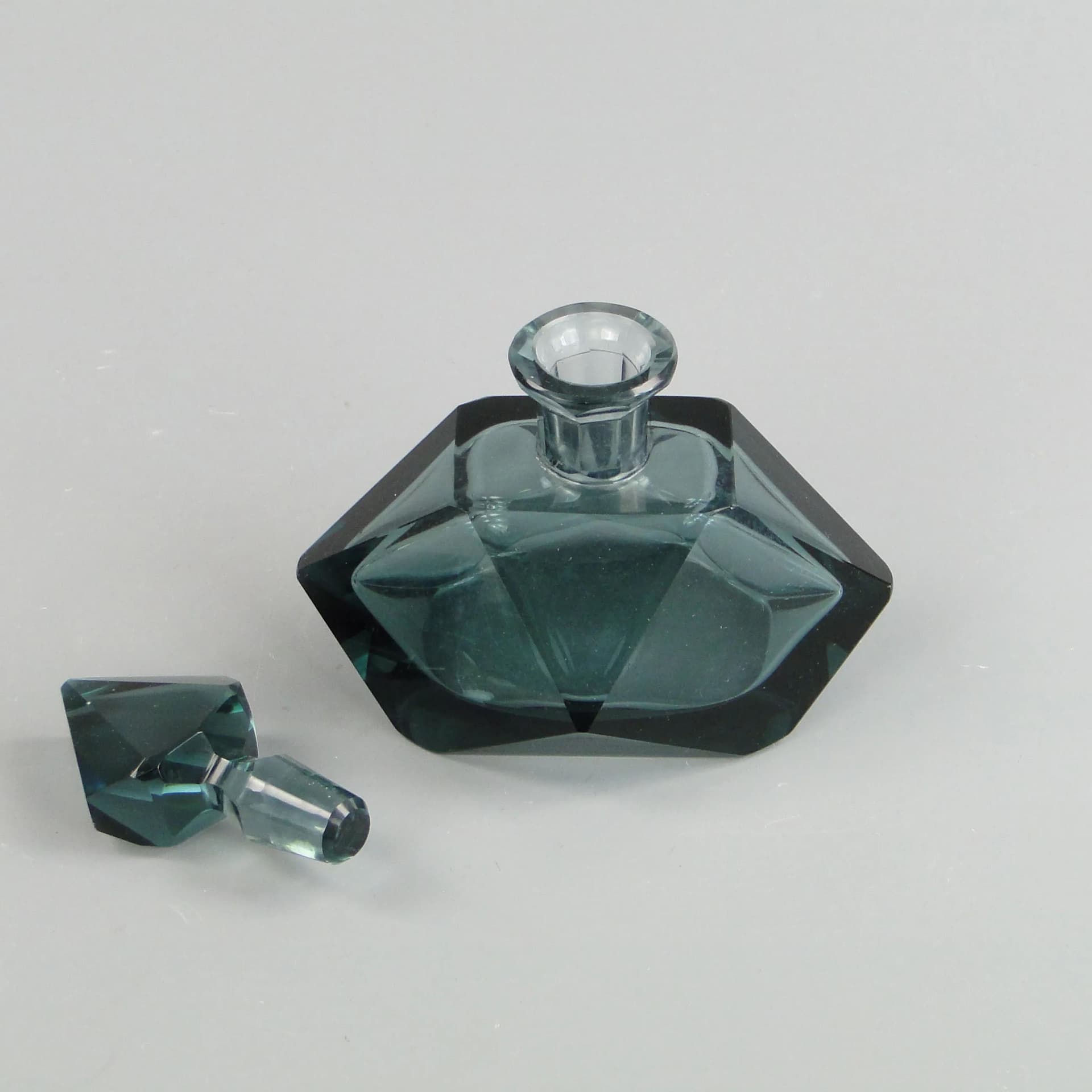 Vanity set Art Deco, grey crystal, Ludwik Moser & Sohne, Czechoslovakia, 1930s. - 13352