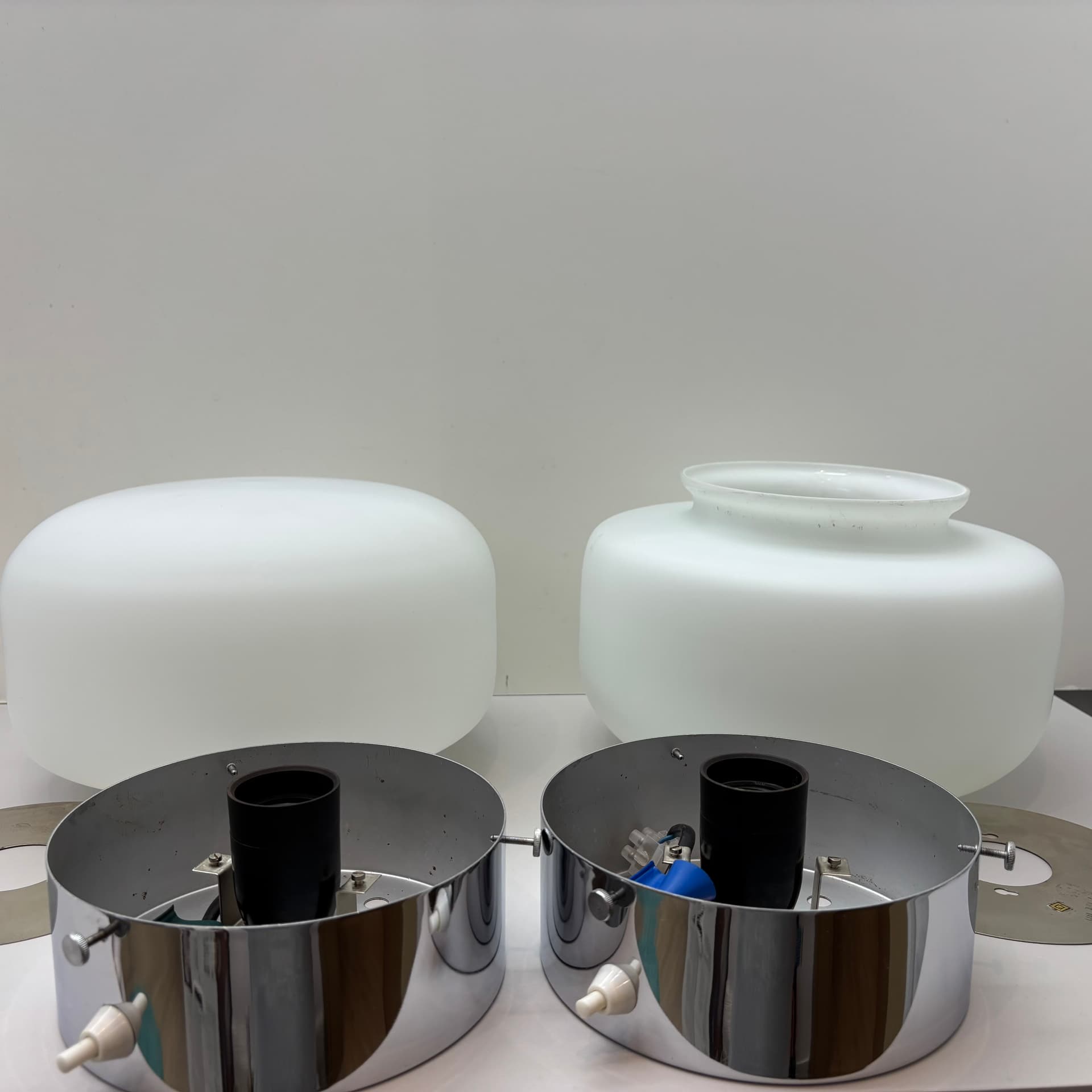 Para kinkietów Bauhaus, biały, szkło, chrom, Niemcy, lata 70. - 191773