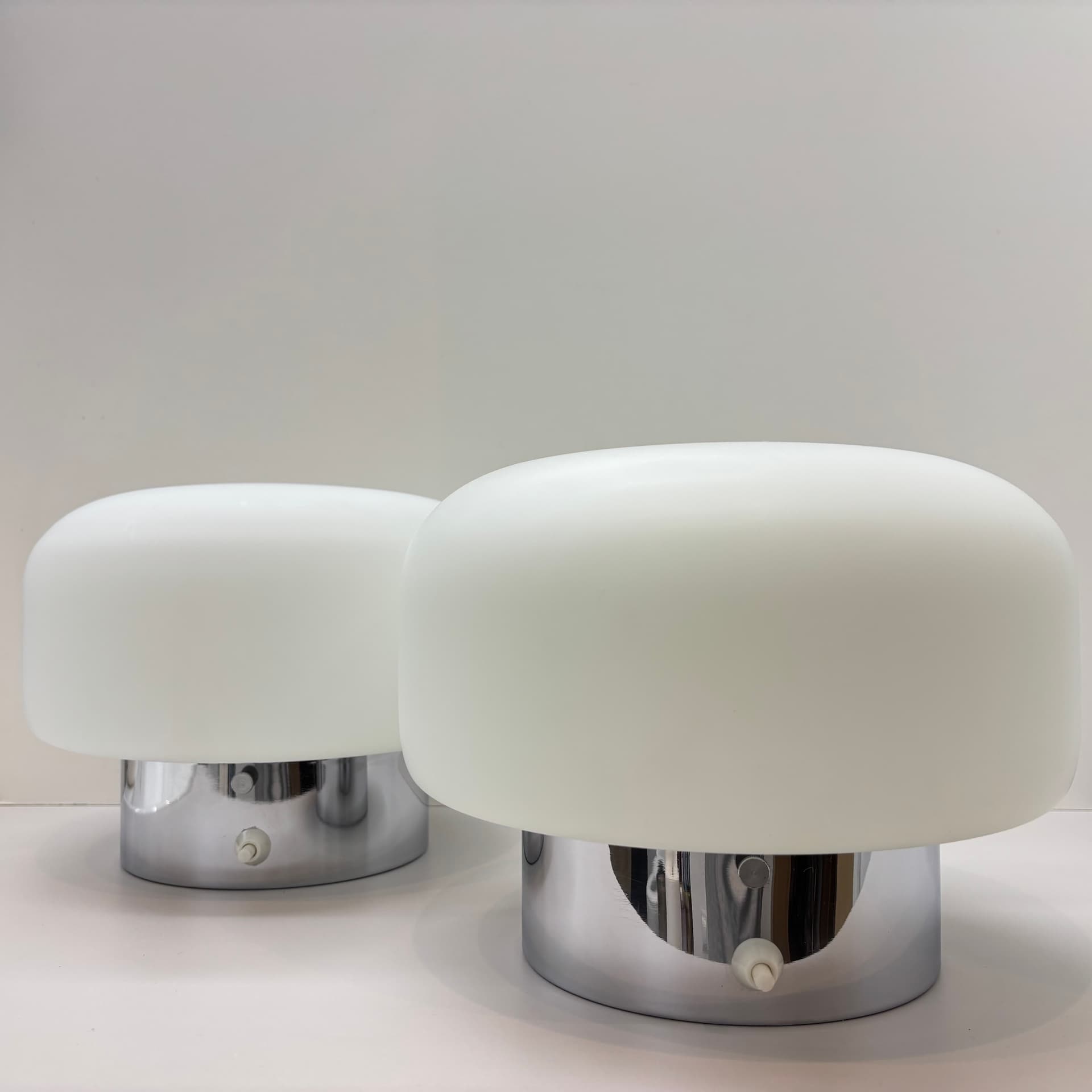 Para kinkietów Bauhaus, biały, szkło, chrom, Niemcy, lata 70. - 191767