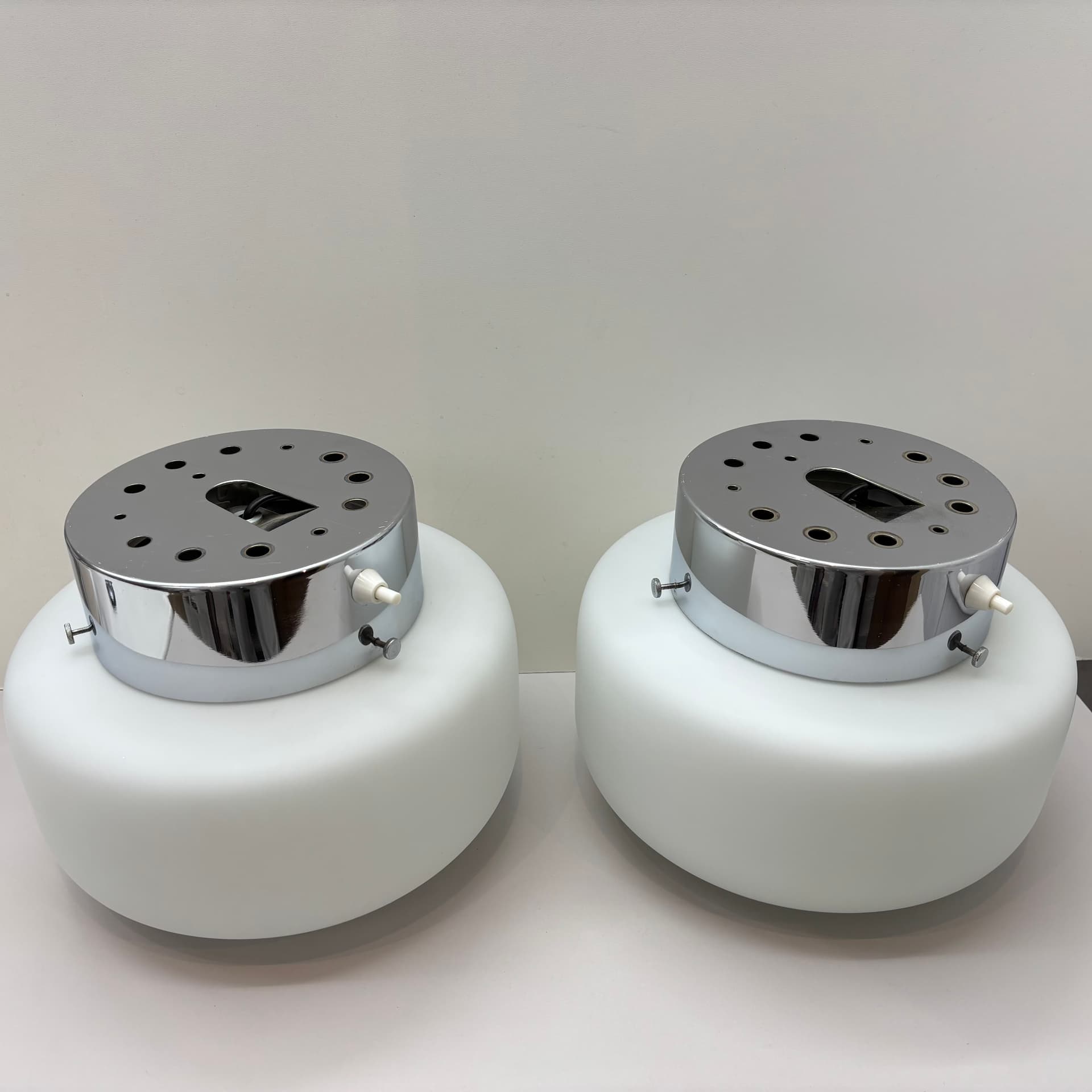 Para kinkietów Bauhaus, biały, szkło, chrom, Niemcy, lata 70. - 191774